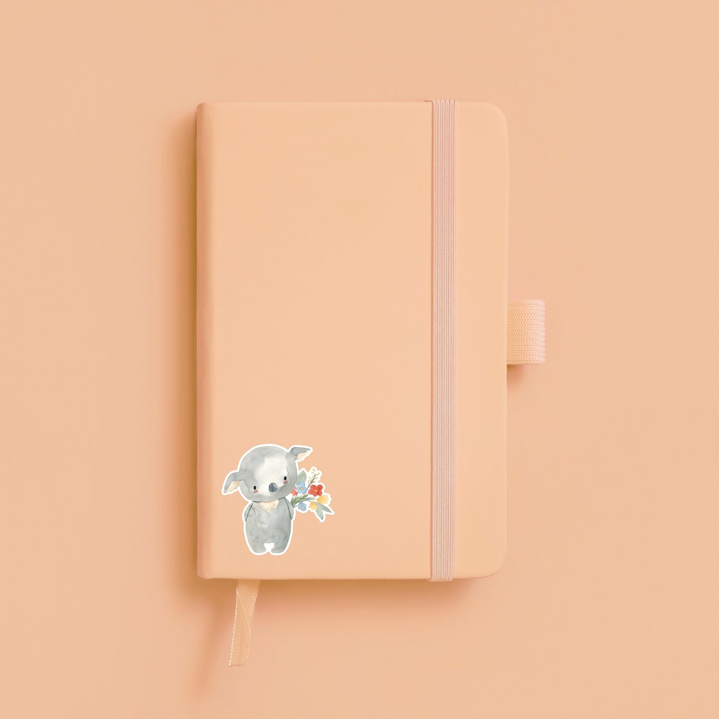 Sticker Koala & Blumen: Ein handgemalter Koala hält Blumen auf einem pinken Notizbuch, ideal zur Dekoration von Bullet Journals, Laptops und Handyhüllen.