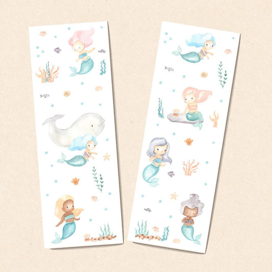 Lesezeichen Meerjungfrau 2er Set mit handgemalten Meerjungfrauen-Motiven und Meereskreaturen, beidseitig bedruckt auf laminiertem Papier, ideal für Bücherliebhaber.