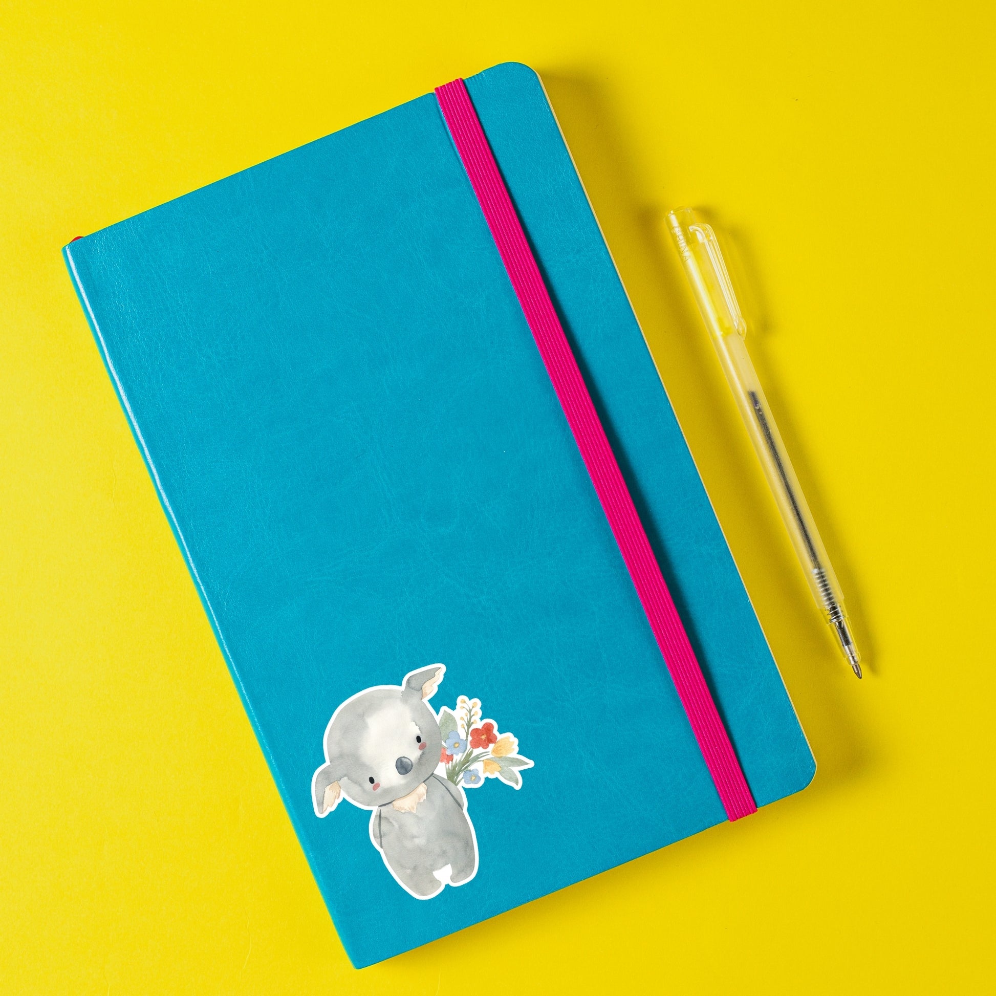 Sticker Koala & Blumen: Handgemalter Koala mit Blumenstrauß auf hochwertigem Vinyl-Sticker, ideal zum Verzieren von Notizbüchern oder Laptops.