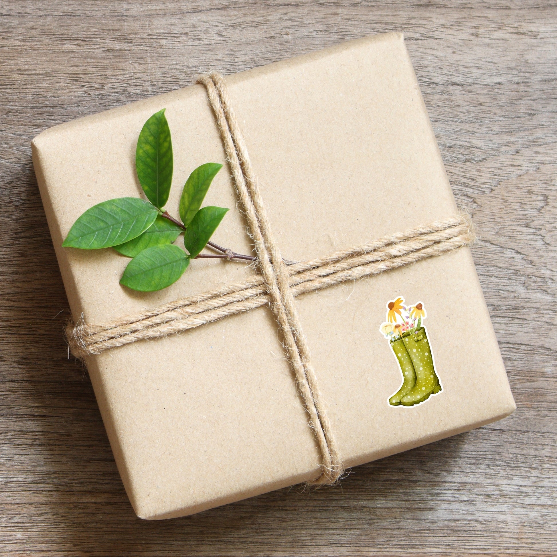 Sticker Wildblumen: Ein brauner Karton mit handgemaltem Wildblumen-Vinyl-Aufkleber, ideal für individuelle Dekorationen auf Bullet Journals, Laptops oder Einladungen.