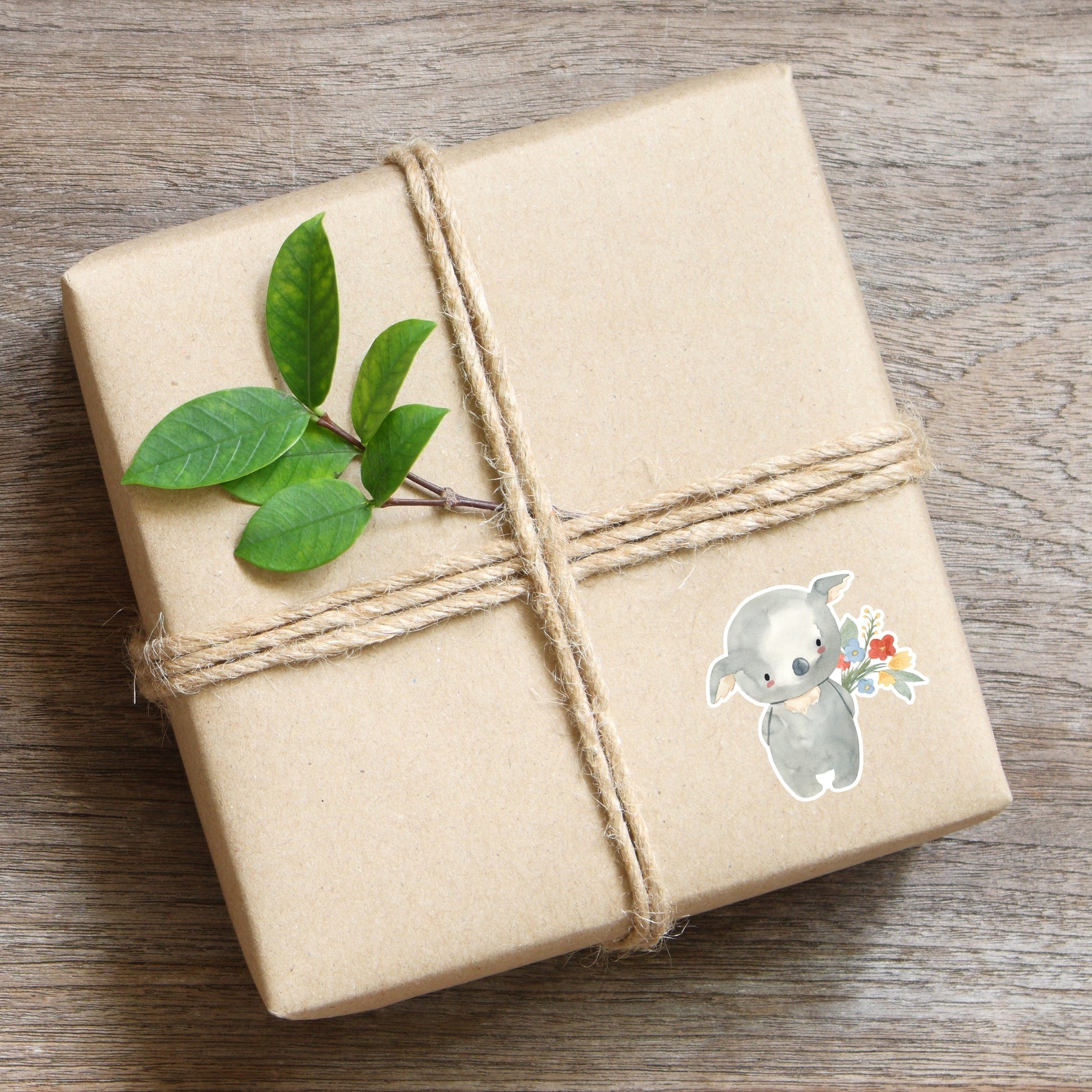 Sticker Koala & Blumen: Handgemalter Koala mit Blumenstrauß auf hochwertigem Vinyl, ideal zum Verzieren von Notizbüchern, Laptops oder Einladungen. Nicht spülmaschinenfest.