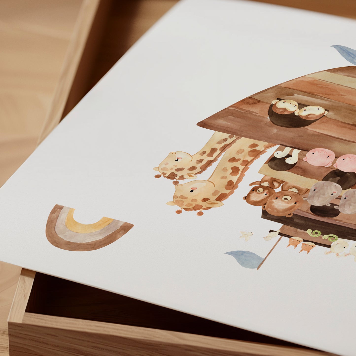 Poster Arche Noah A4 & A3 mit Tiermotiven auf einem Boot, ideal als Kinderzimmerdeko oder Taufgeschenk, auf hochwertigem Naturpapier gedruckt.