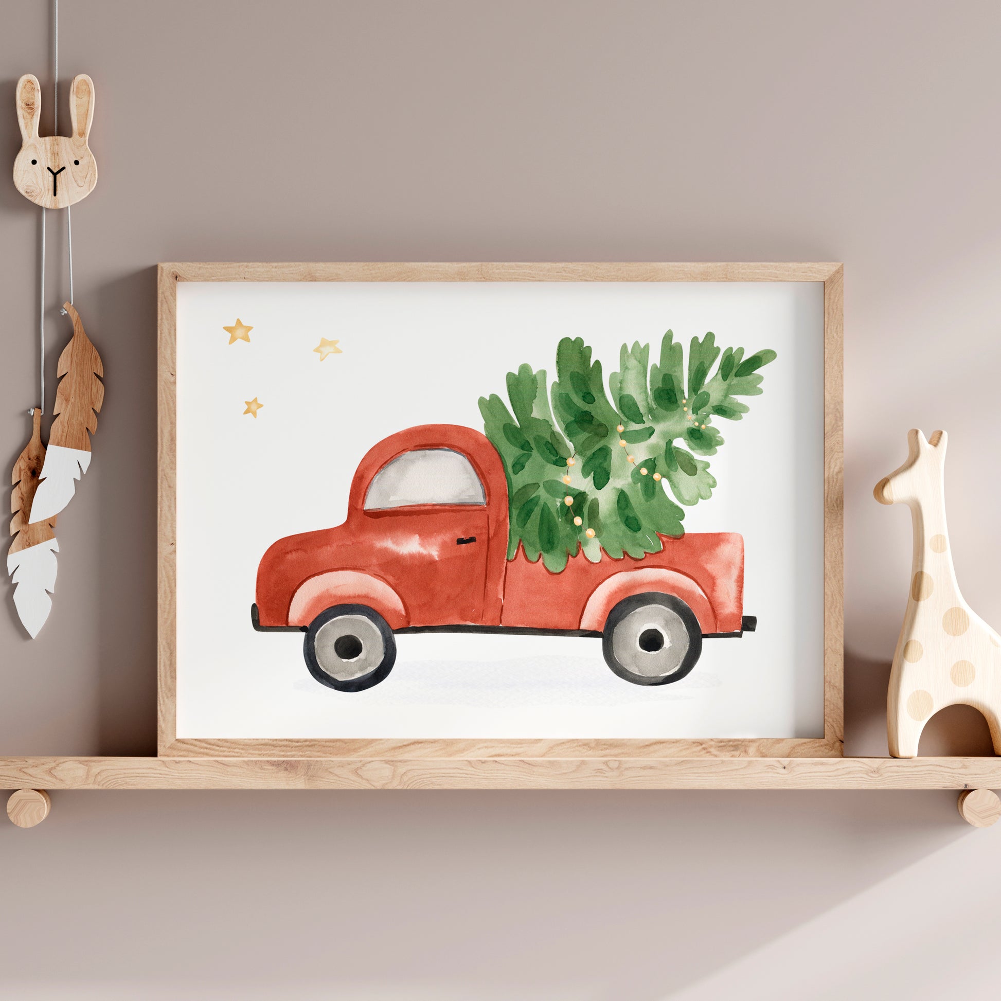 Weihnachtsposter Auto in Größen A3, A4, A5: Aquarellbild für Kinder. Roter Lastwagen mit Weihnachtsbaum im Rahmen auf Regal im Kinderzimmer.