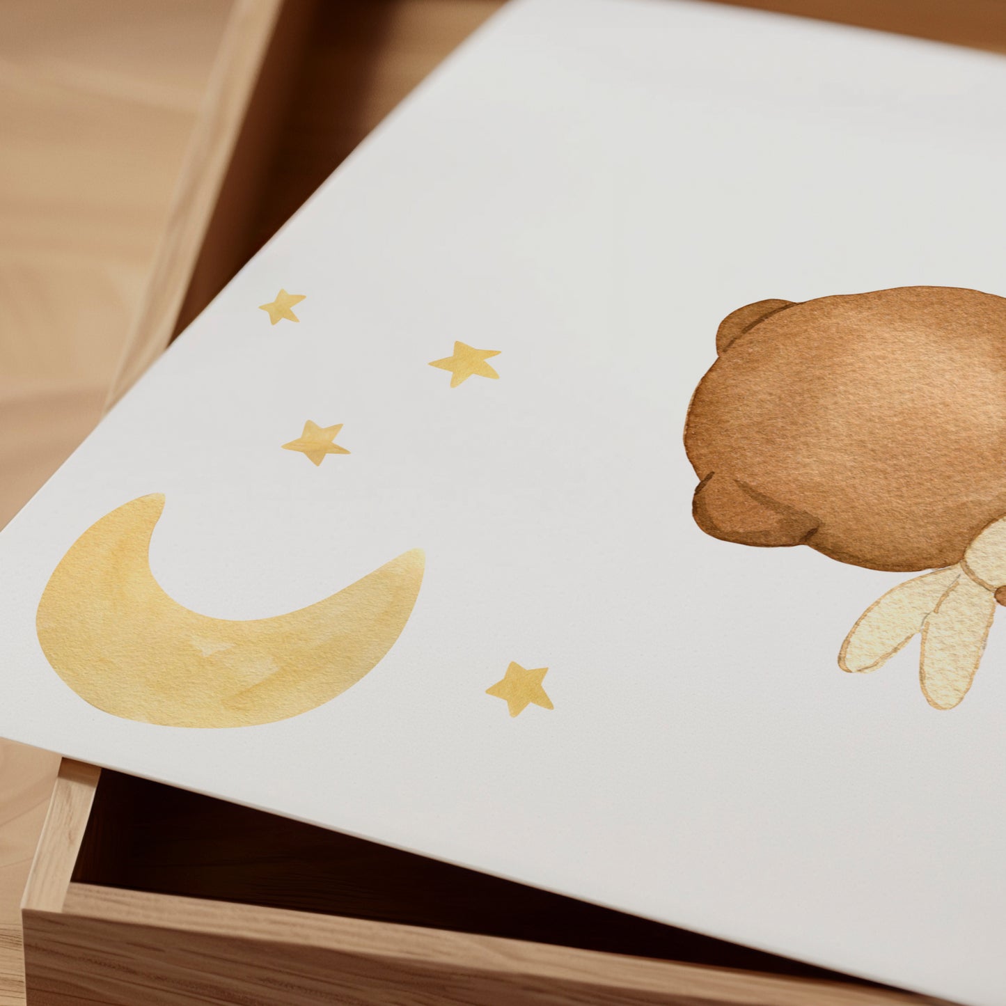 Poster Bär mit Kuscheltier auf Wolke A4 & A3: Ein handgemaltes Bild eines Bären, der ein Stofftier hält, ideal als Kinderzimmerdeko. Gedruckt auf hochwertigem, stabilem 300g Naturpapier.