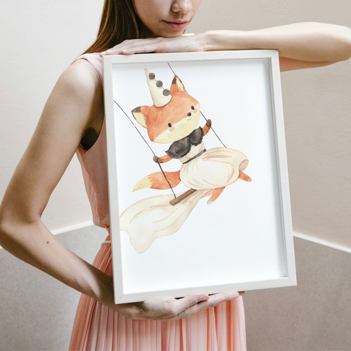 Person hält Poster Füchsin auf Schaukel A4 & A3: illustriertes Poster, Fuchs in Kleid auf einer Schaukel, ideal als Kinderzimmerdeko, auf hochwertigem, mattem 300g Naturpapier gedruckt.