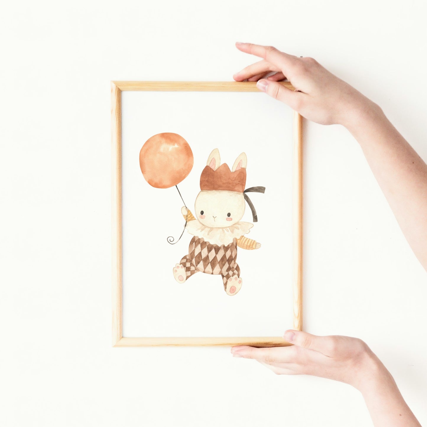 Person hält Poster Hase mit Ballon A4 & A3: Hase, der einen Ballon hält, gedruckt auf hochwertigem, mattem 300g Naturpapier. Perfekt für Kinderzimmerdeko.