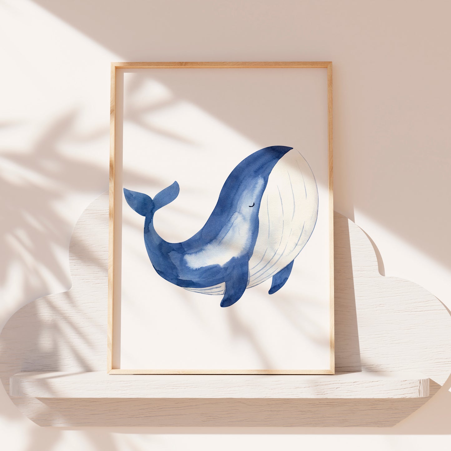 Poster Wal A4 & A3 zeigt einen handgemalten Aquarell Wal auf weißem Hintergrund, ideal als Kinderzimmerdeko und Geschenk. Gedruckt auf hochwertigem, mattem 300g Naturpapier. Gerahmt auf Regal