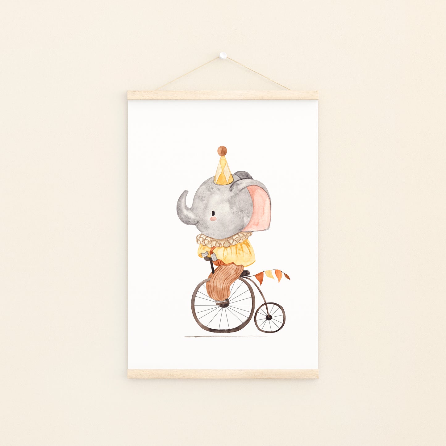 Poster Elefant auf Fahrrad A4 & A3: Handgemaltes Aquarell, Vintage Zirkus Elefant auf einem Fahrrad. Auf hochwertigem, mattem 300g Naturpapier gedruckt. Perfekt für Kinderzimmer. An Bildleiste