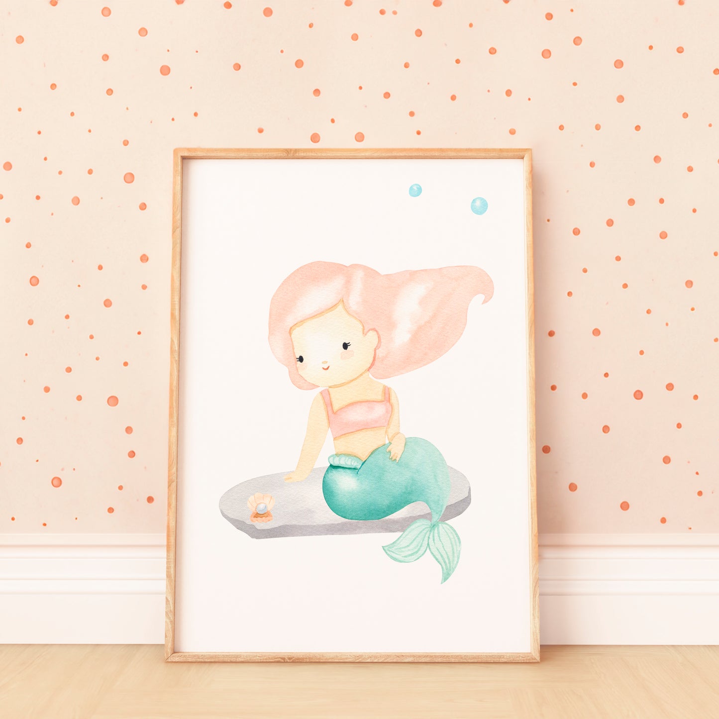 Poster Meerjungfrau & Perle A3 & A4 zeigt ein Aquarell einer Meerjungfrau auf einem Felsen, perfekt als Kinderzimmerdeko oder Geschenk.