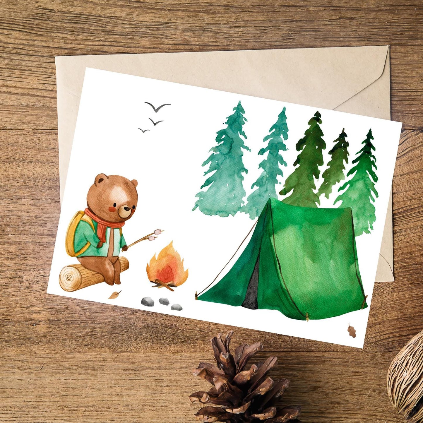 Karte Bär & Camping A6: Zeichnung: Bär am Lagerfeuer mit Zelt und Blätter, gedruckt auf hochwertigem 300g Naturpapier, perfekt für Grüße oder Dekoration. Mit Umschlag