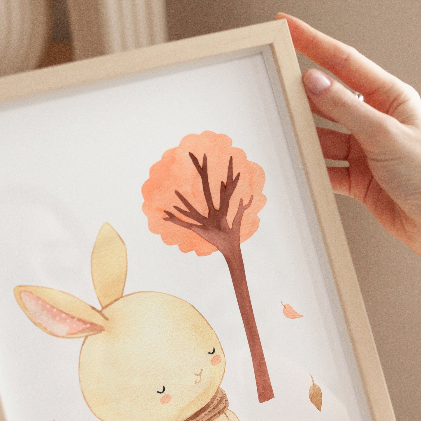 Poster Hase mit Tee & Herbstlaub in A4 und A3, gedruckt auf mattem 300g Naturpapier, ideal als Kinderzimmerdeko oder Geschenk.