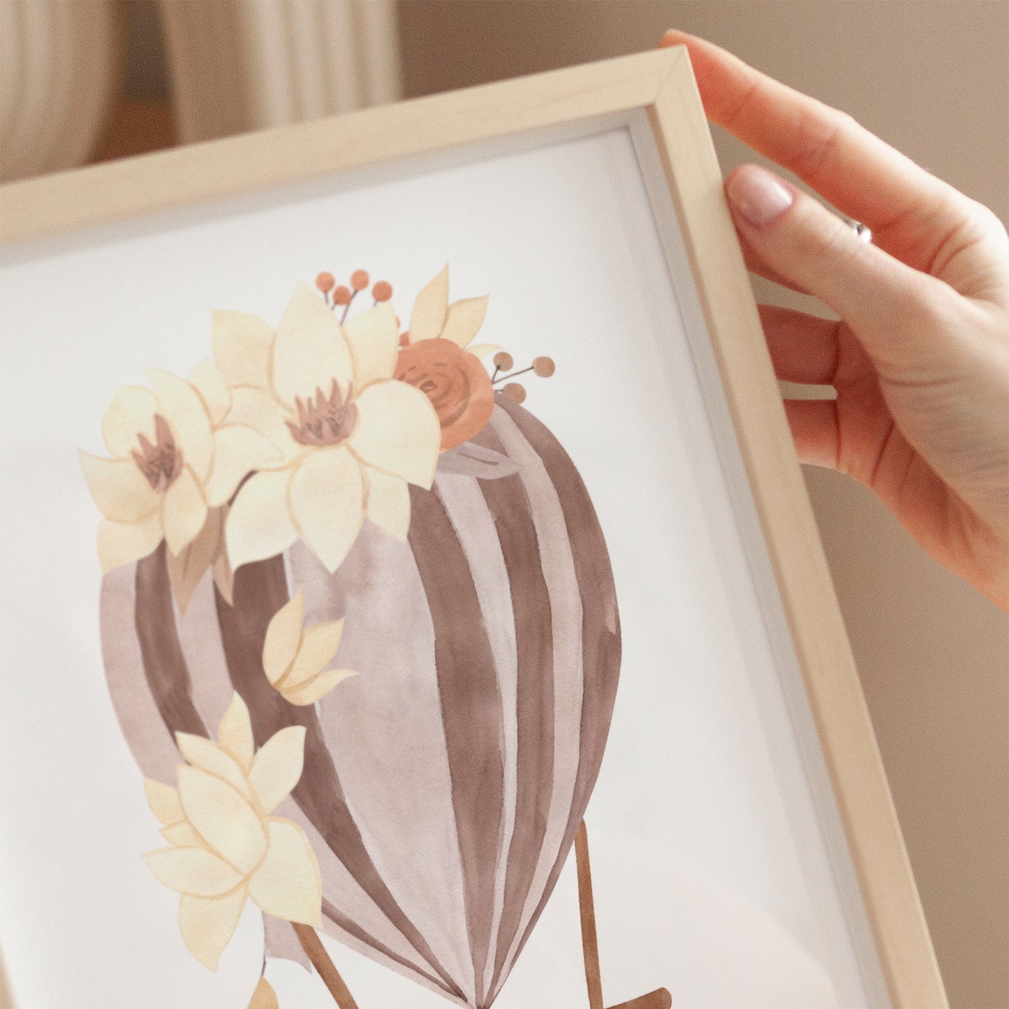 Poster Heißluftballon Streifen & Blumen in A4 und A3 auf mattem Naturpapier, ideal als Kinderzimmerdeko oder Geschenk für fantasievolle Kinder.