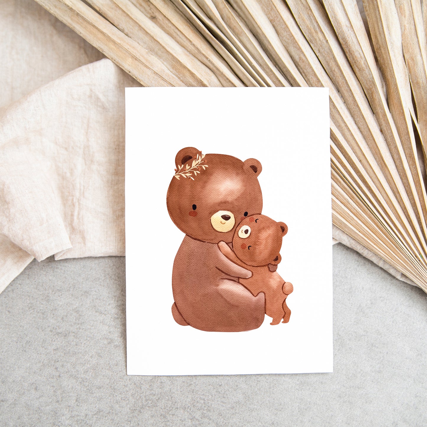 Karte Mama Bär & Baby A6 Aquarell handgemalt. Mama Bär umarmt Baby, gedruckt auf hochwertigem, mattem 300g Naturpapier.