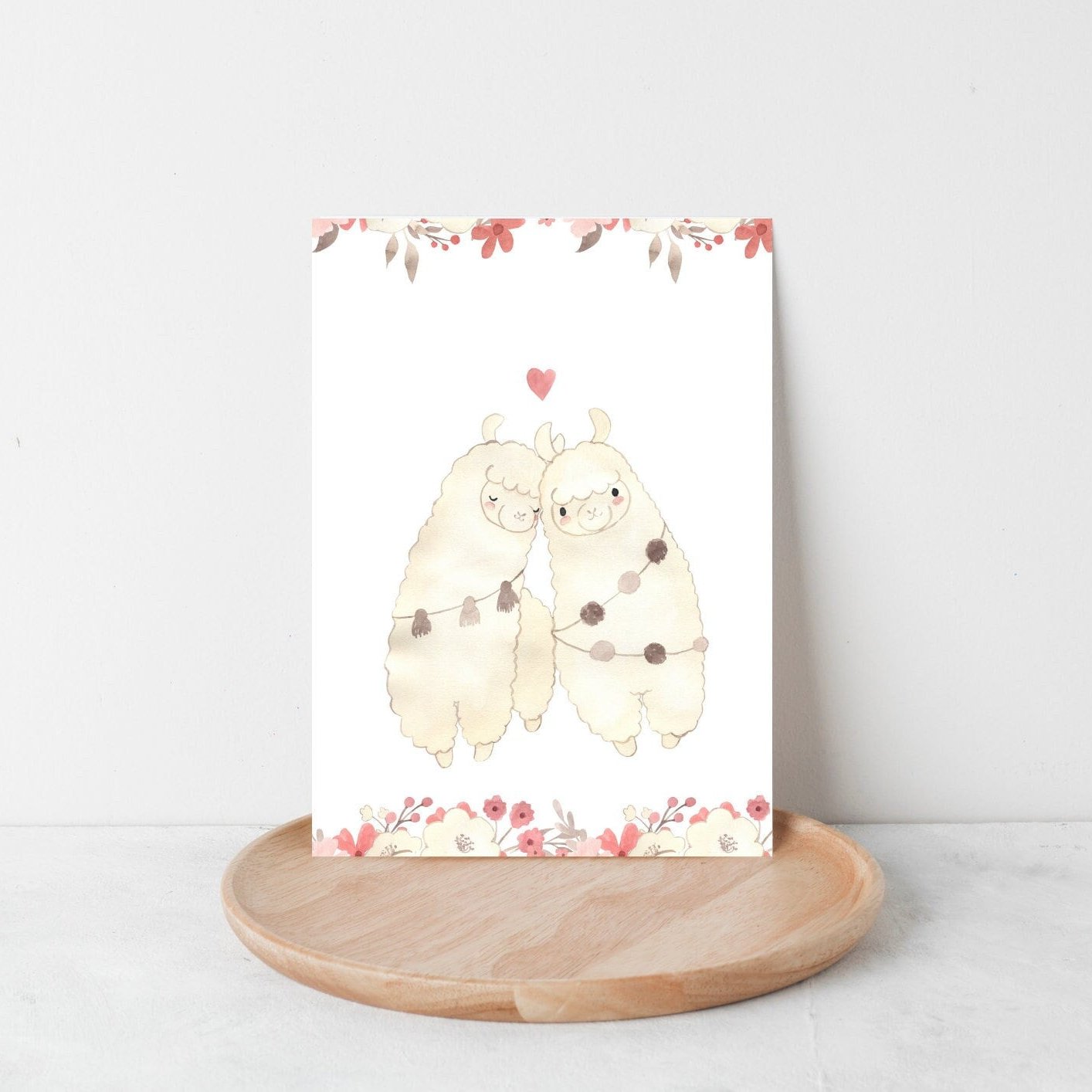 Karte Alpaka Liebe A6: Eine Postkarte mit einem zauberhaftem Alpakamotiv. Perfekt für liebe Grüße oder Glückwünsche zur Hochzeit oder Verlobung.