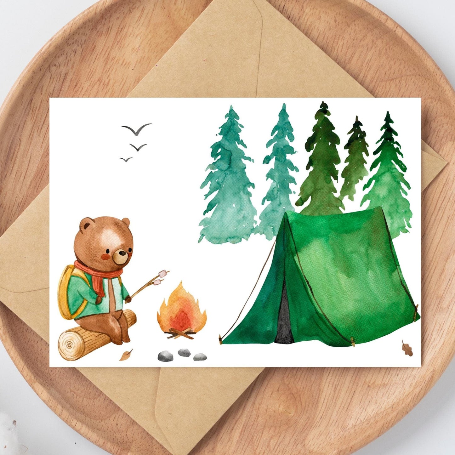 Karte Bär & Camping A6: niedlicher Bär beim Camping mit Zelt und Lagerfeuer, auf hochwertigem, matt bedrucktem Naturpapier.
