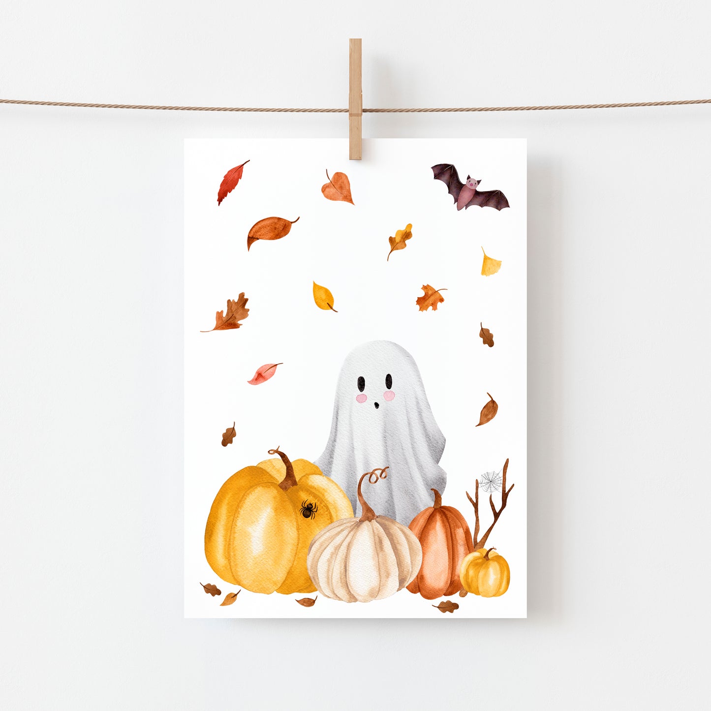 Handgemalte Halloweenkarte mit Aquarell-Gespenst, Kürbissen, Herbstlaub und Fledermaus an Wäscheleine.