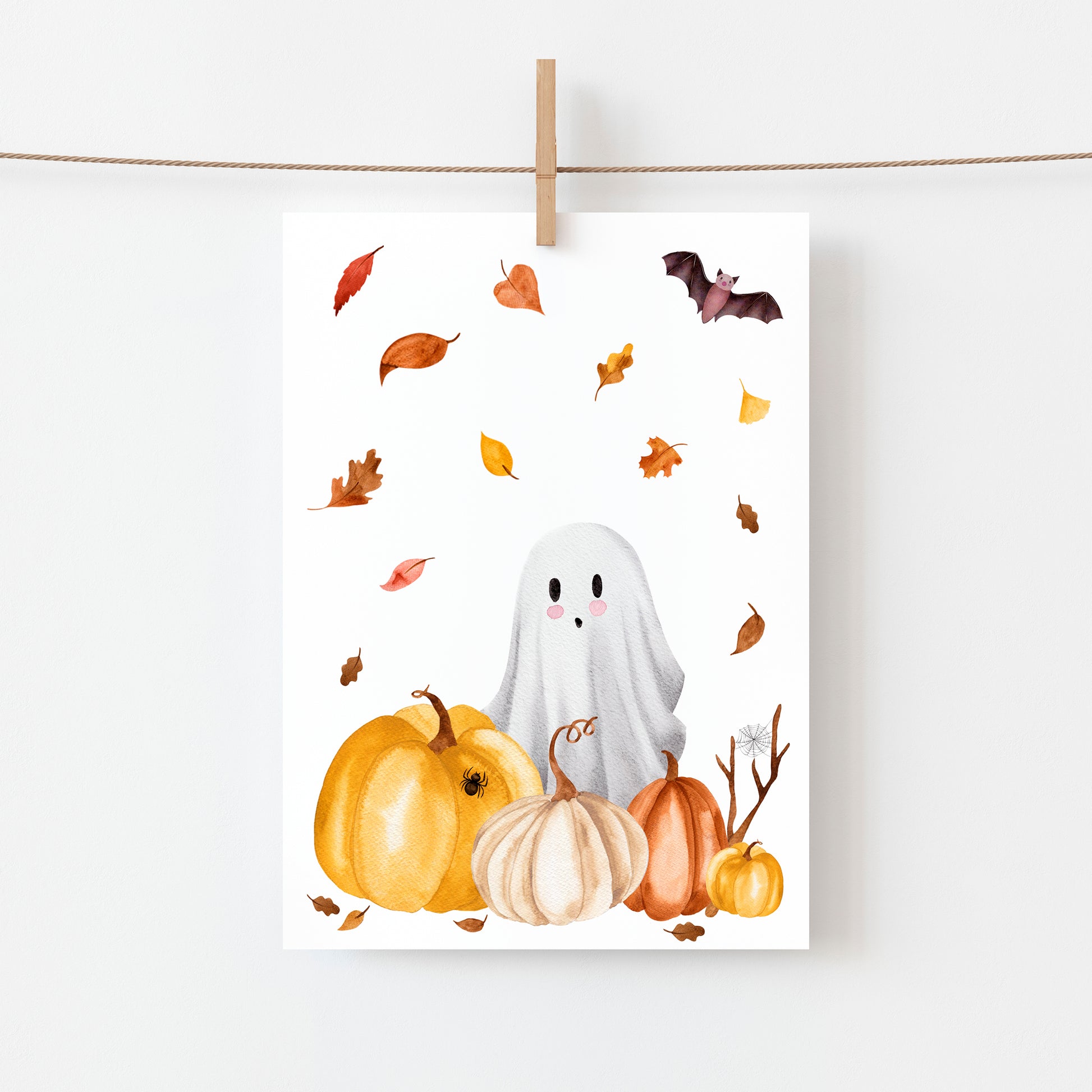 Handgemalte Halloweenkarte mit Aquarell-Gespenst, Kürbissen, Herbstlaub und Fledermaus an Wäscheleine.
