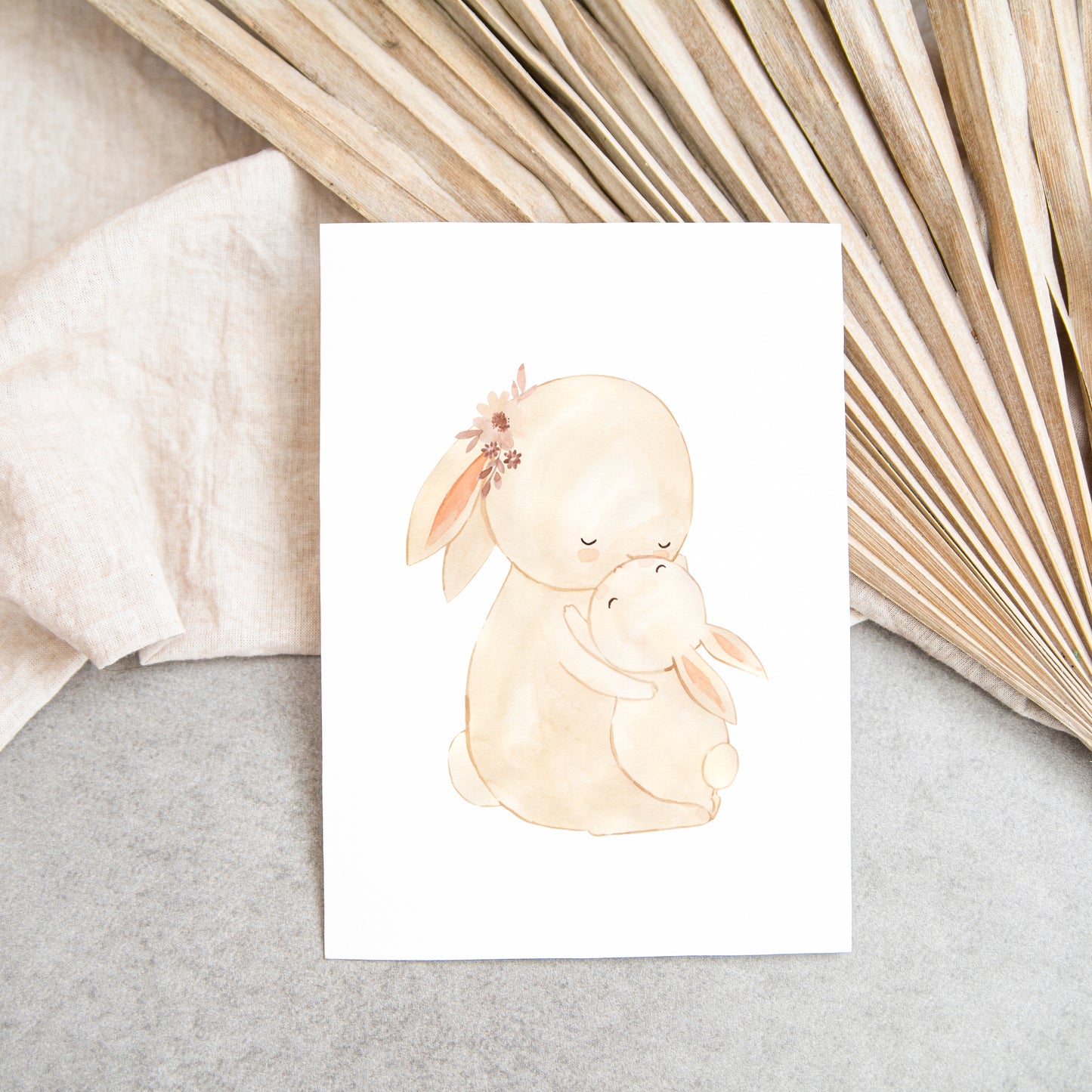 Karte Mama Hase & Baby A6: Zeichnung eines Hasen, der ein Baby umarmt, auf hochwertigem Naturpapier. Perfekt für Geburt oder Muttertag.