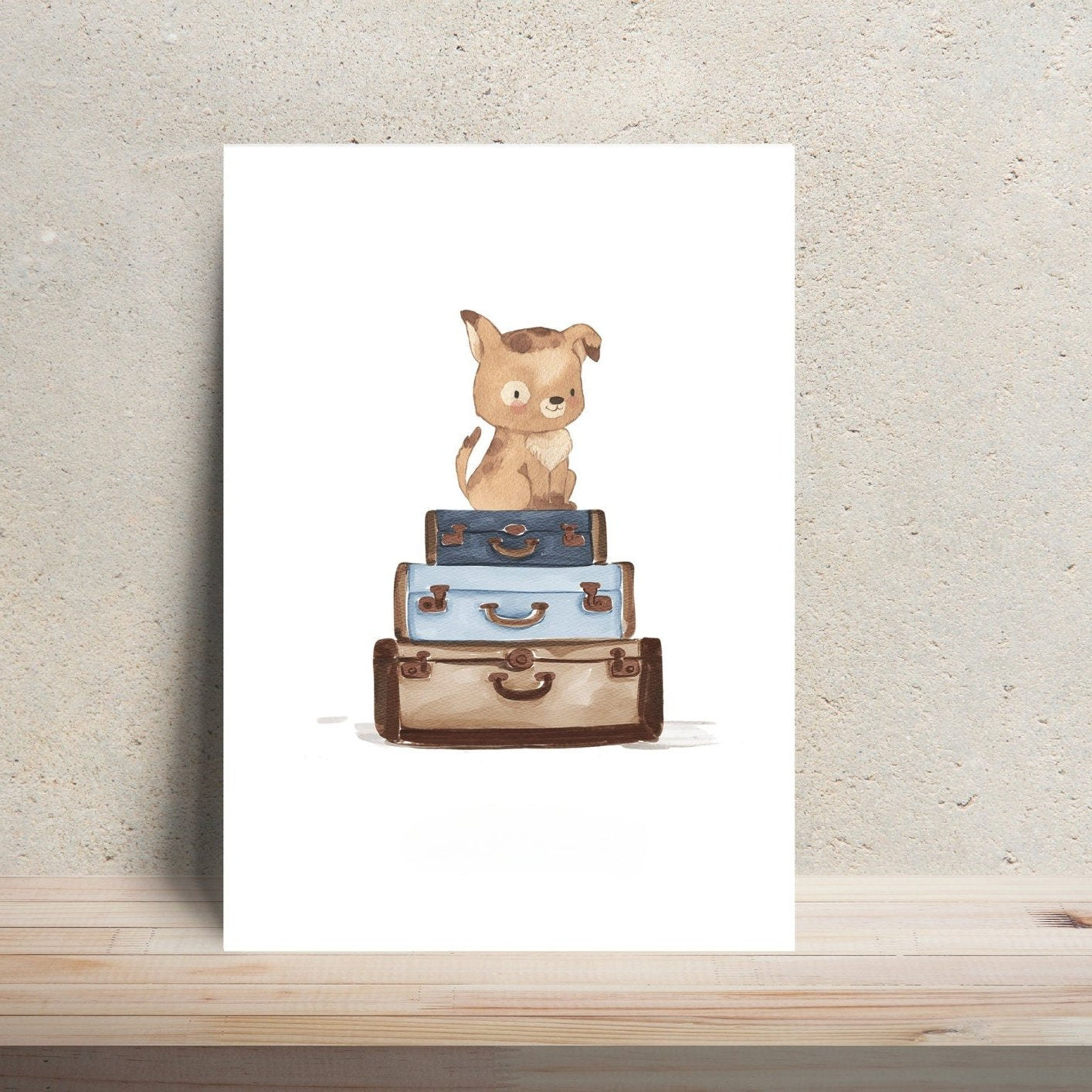 Postkarte Karte Gute Reise Hund A6: süßer, handgemalter Hund auf einem Stapel Koffer. Perfekt für Reisegrüße oder Umzug. Gedruckt auf hochwertigem, stabilem 300g Naturpapier.