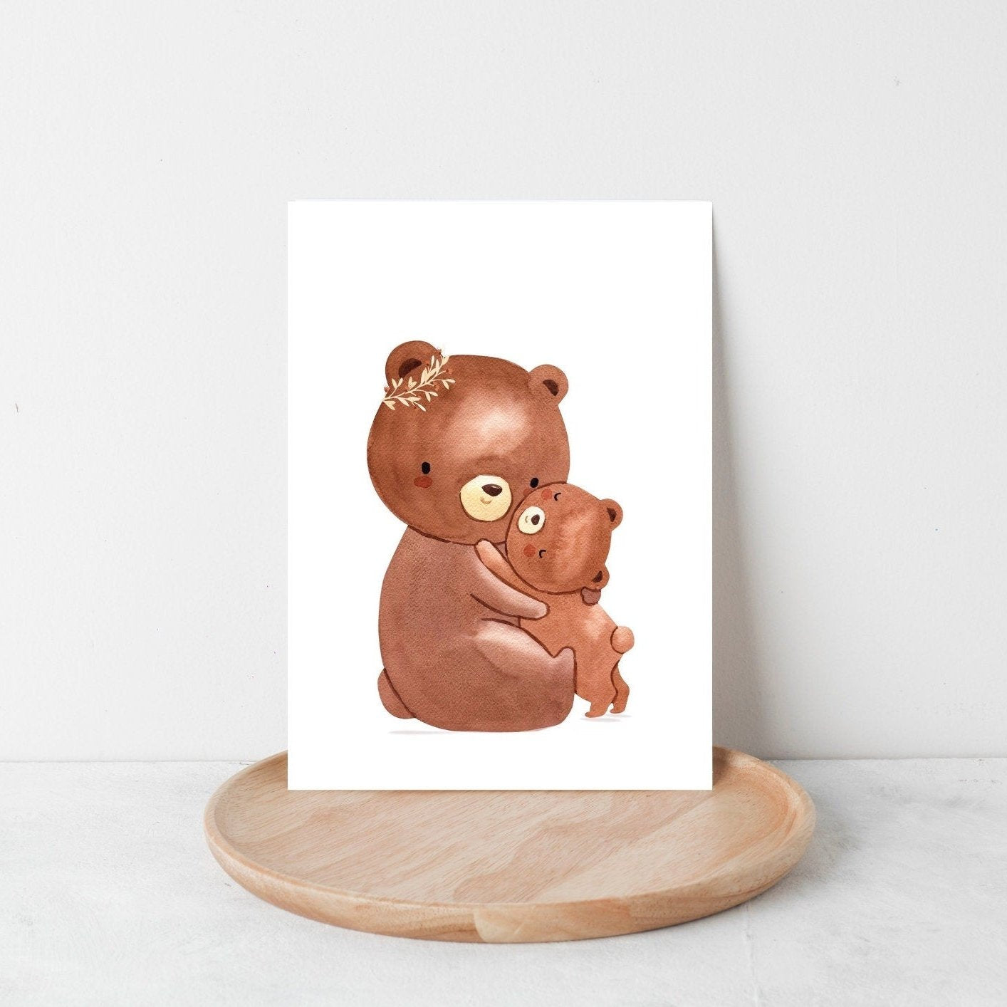 Postkarte Karte Mama Bär & Baby A6 mit liebevollem Bärenmotiv, zwei Bären, die sich umarmen. Hochwertiges, mattes Naturpapier, Größe A6.