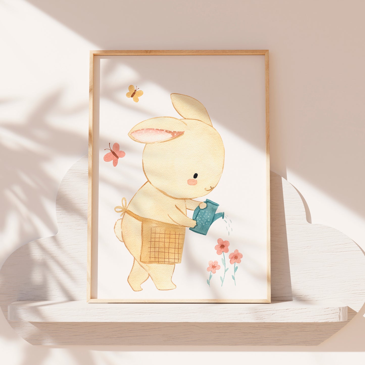 Poster Hase im Garten A4 & A3: Aquarell Hase gießt Blumen. Perfekt als fröhliche Kinderzimmerdeko oder Geschenk, auf hochwertigem Naturpapier gedruckt. Gerahmt auf Regal