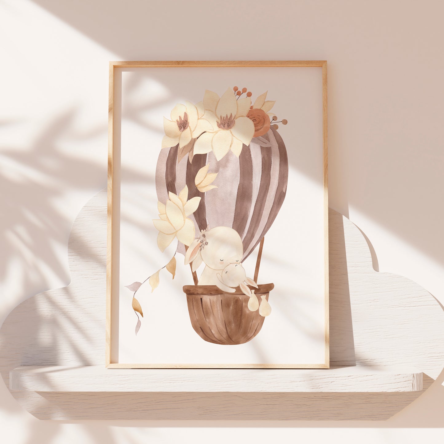 Poster Heißluftballon Mama und Baby Hase A4 & A3: Aquarellbild von Mama Hase und Baby in blumenverziertem Heißluftballon, ideal als Kinderzimmerdeko auf hochwertigem Naturpapier. Auf Regal