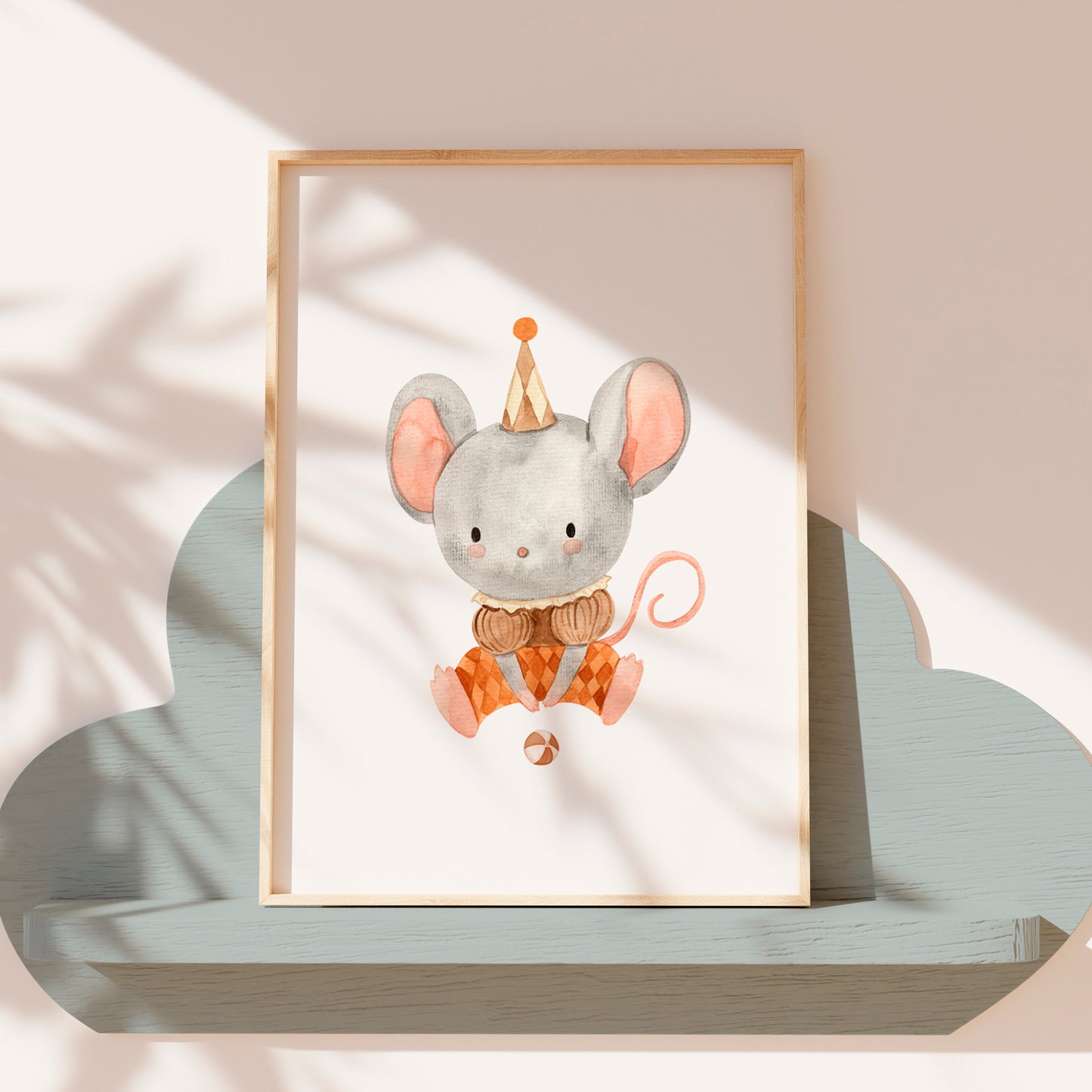 Poster Maus mit Ball A4 & A3, handgemalt, illustriert: Eine niedliche Vintage Zirkus Maus mit Partyhut, Kragen und einem Ball, ideal für Kinderzimmer. Auf hellblauem Regal