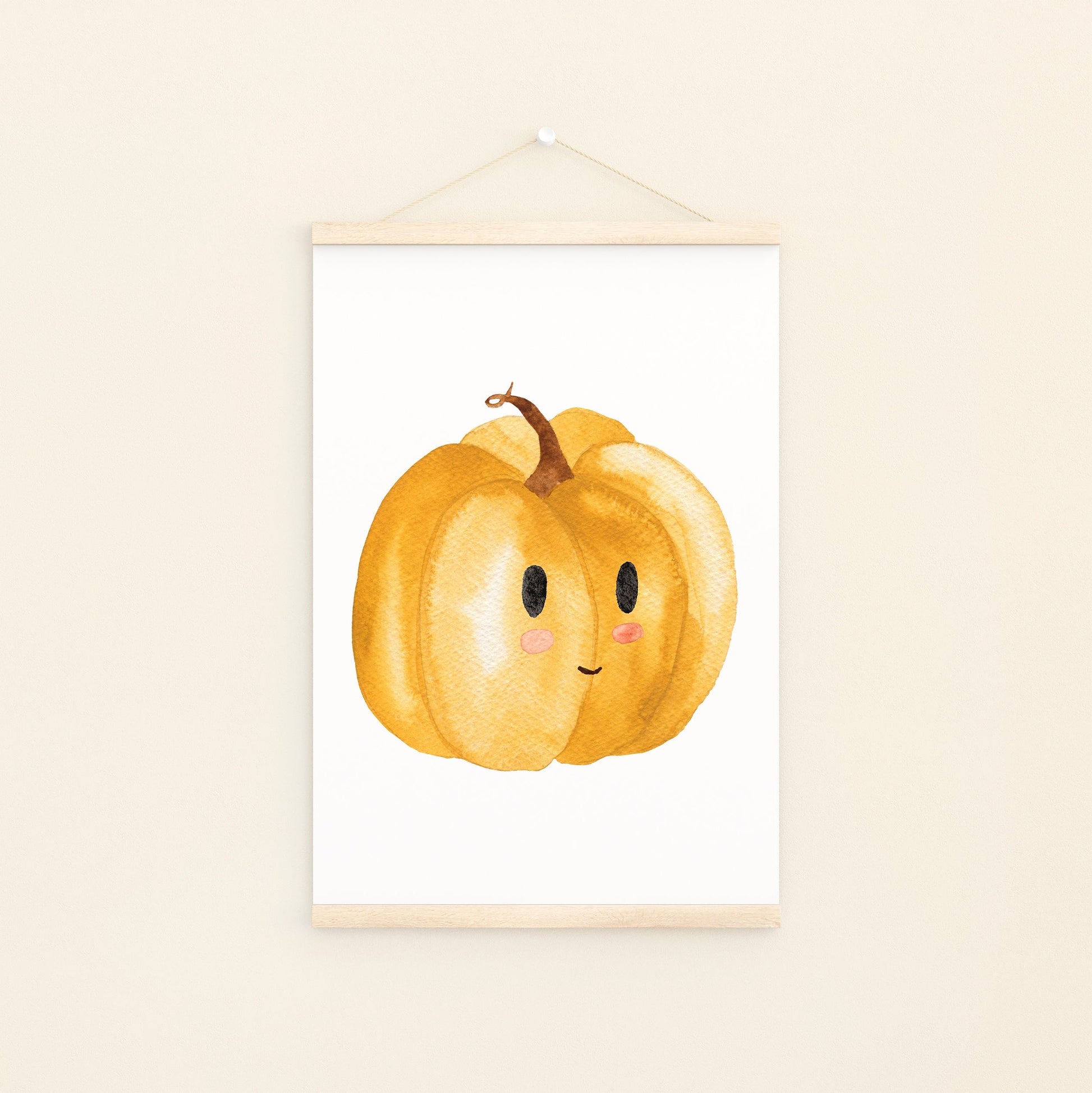 Poster für Kinder mit einer Illustration von einem fröhlichen orangefarbenen Kürbis mit lächelndem Gesicht. Das Kinderbild hängt mit einer an Posterleiste an der Wand. Perfekt für Herbst-Dekoration im Kinderzimmer.