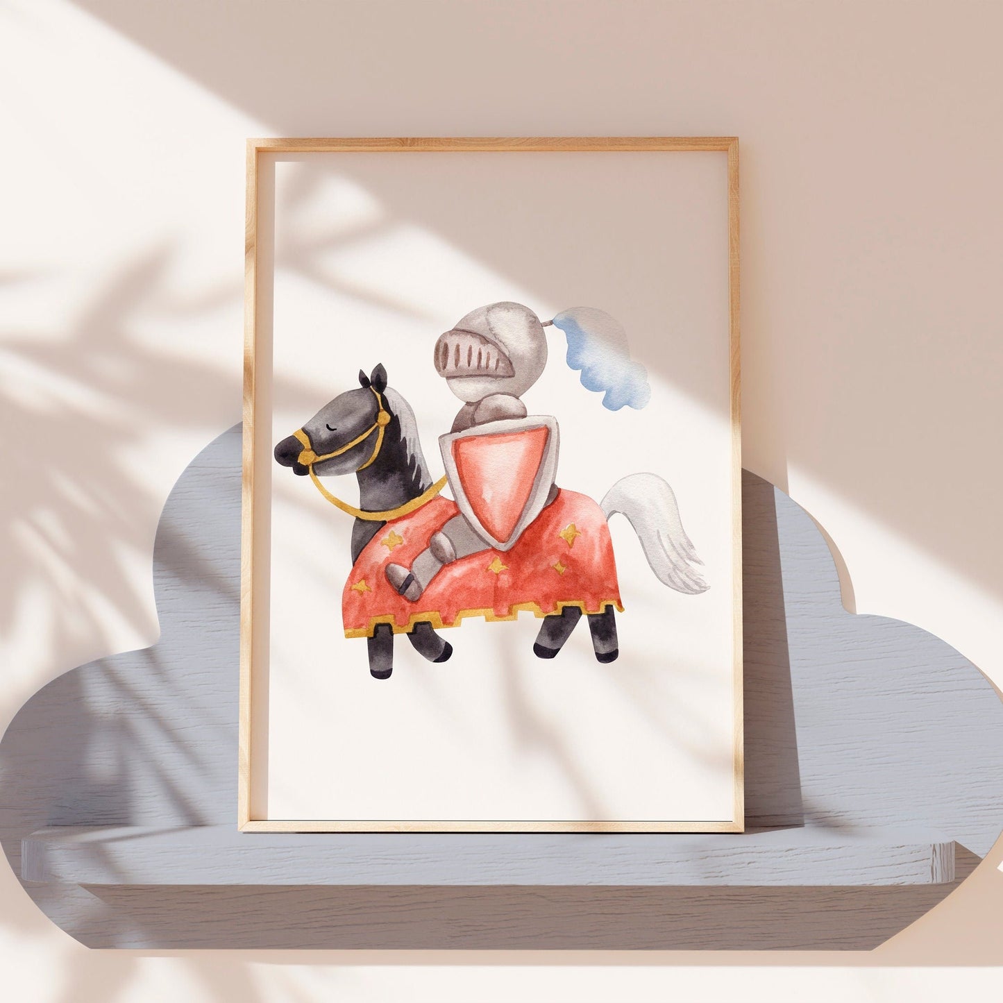 Poster für Kinder mit einer Illustration von einem Ritter in Rüstung auf seinem schwarzen Pferd mit roter Decke in einem Bilderrahmen. Perfekt als Dekoration für das Kinderzimmer. Der Rahmen steht auf einem hellblauen Regal.