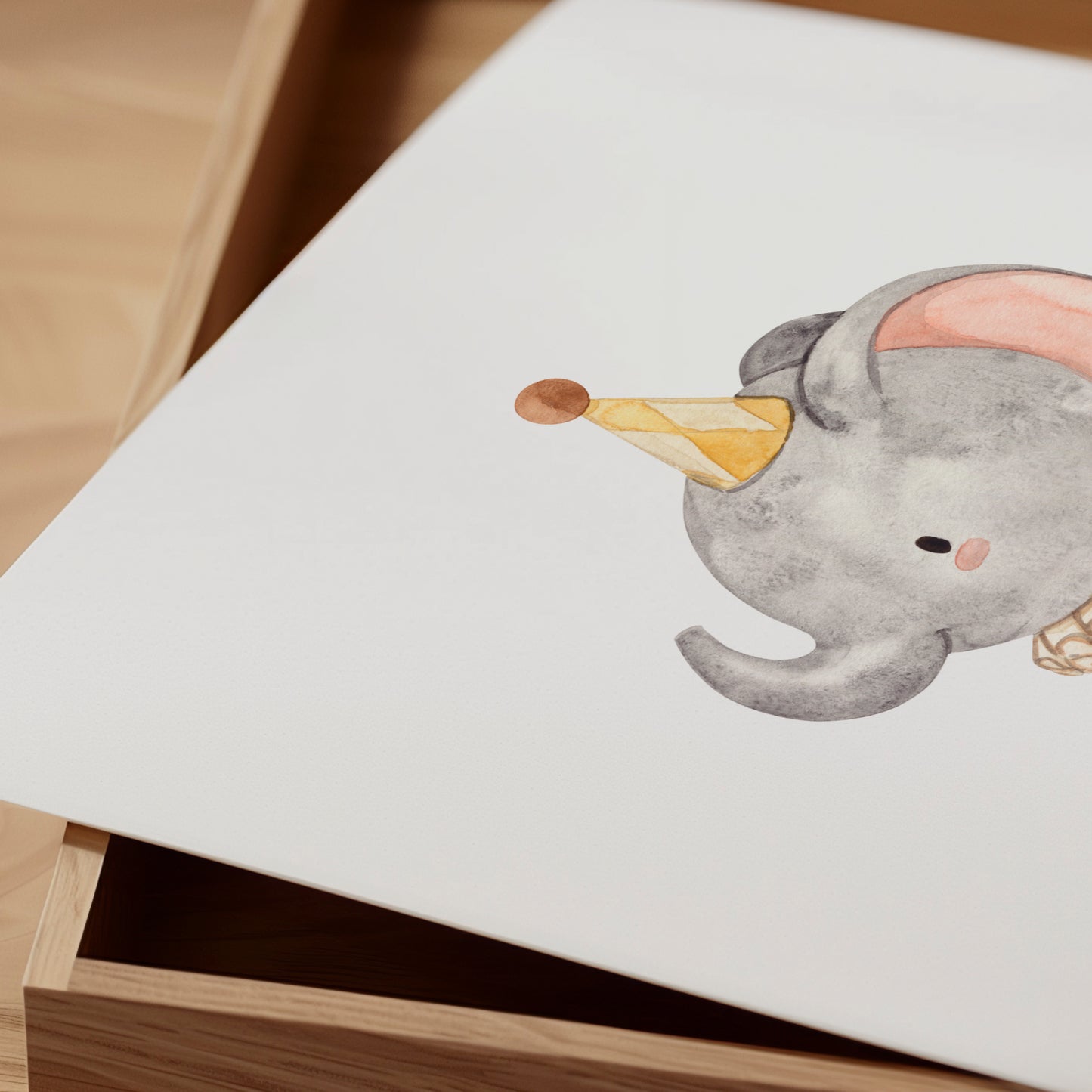 Poster Elefant auf Fahrrad A4 & A3: Handgemaltes Aquarell, Vintage Zirkus Elefant auf einem Fahrrad. Auf hochwertigem, mattem 300g Naturpapier gedruckt. Perfekt für Kinderzimmer. Nahaufnahme.