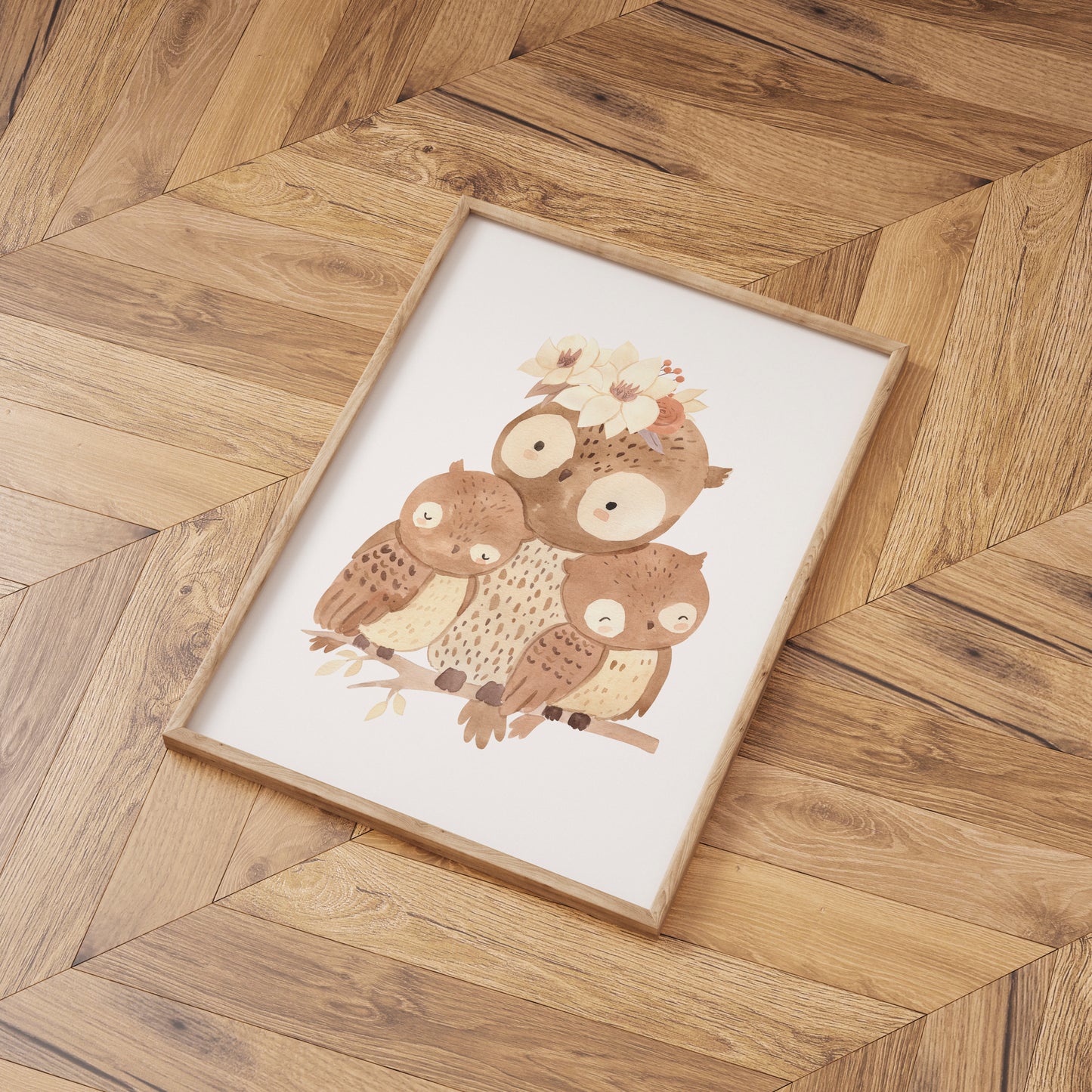 Poster Mama Eule A4 & A3: Handgezeichnetes Poster mit einer Eulenmutter und ihren Babys auf einem Ast, mit Blumenkranz. Ideal für das Kinderzimmer.