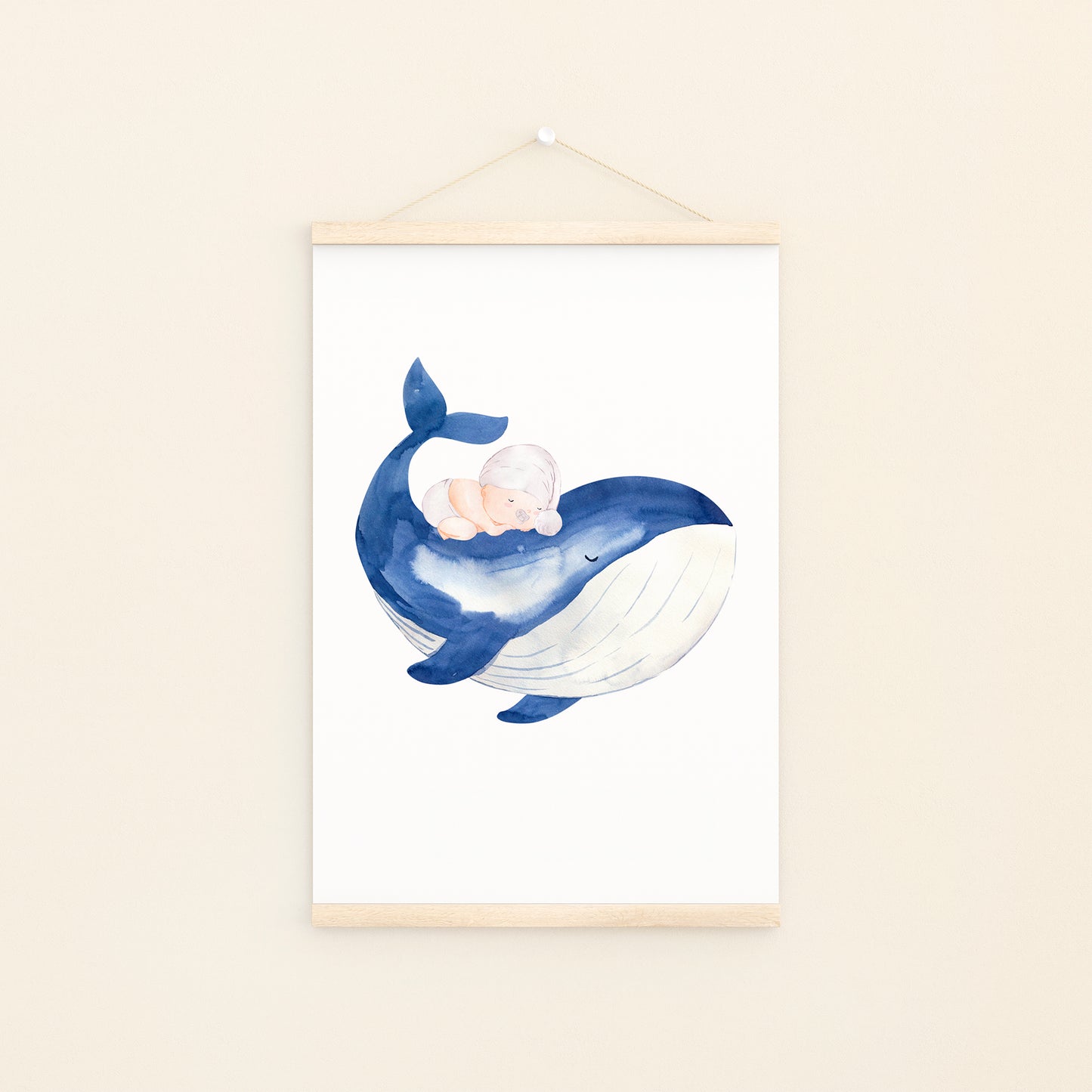 Poster Baby mit Wal A4 & A3: Ein schlafendes Baby auf einem gezeichneten Wal, ideal als Kinderzimmerdeko oder Geschenk zur Geburt, auf hochwertigem 300g Naturpapier gedruckt.