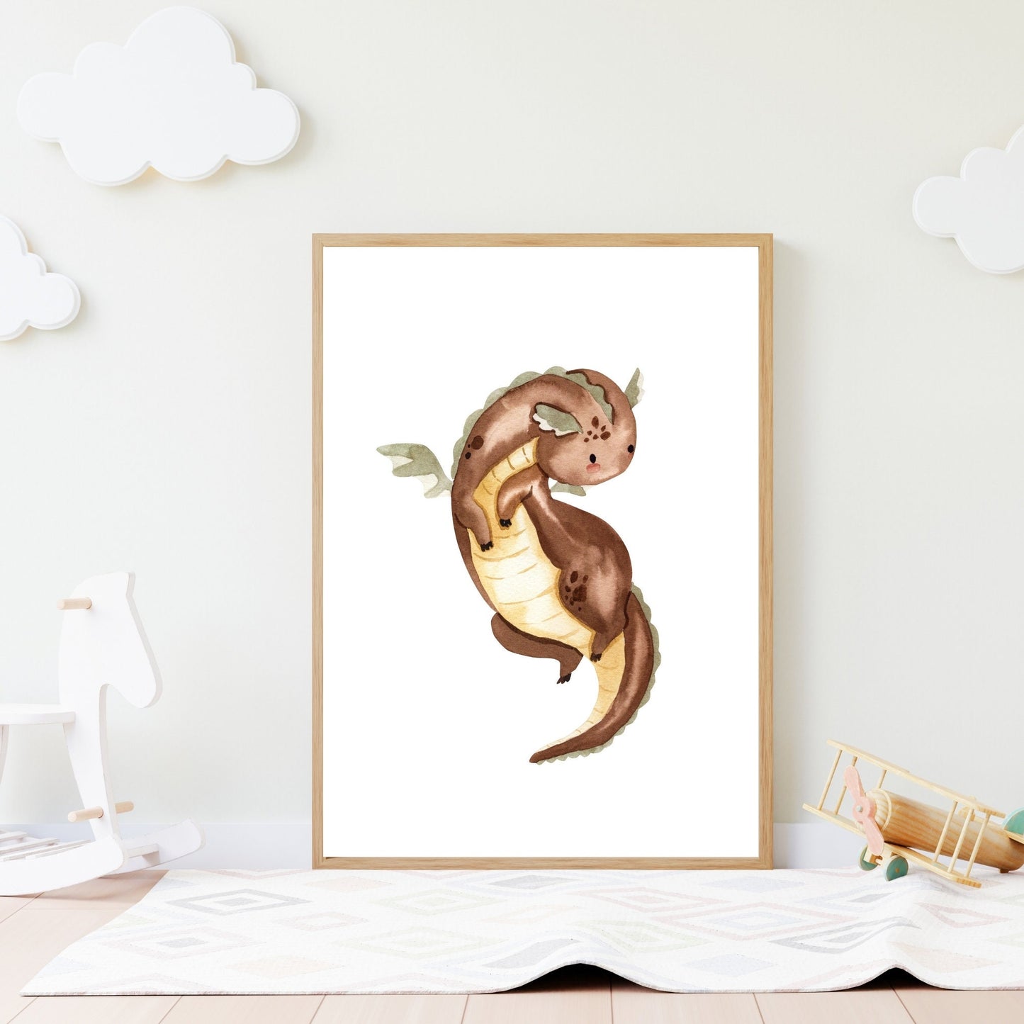 Poster Drache fliegt A4 & A3: Aquarell eines Drachen in einem Rahmen an der Wand, ideal für Kinderzimmerdekoration, handgemalt auf hochwertigem 300g Naturpapier matt.