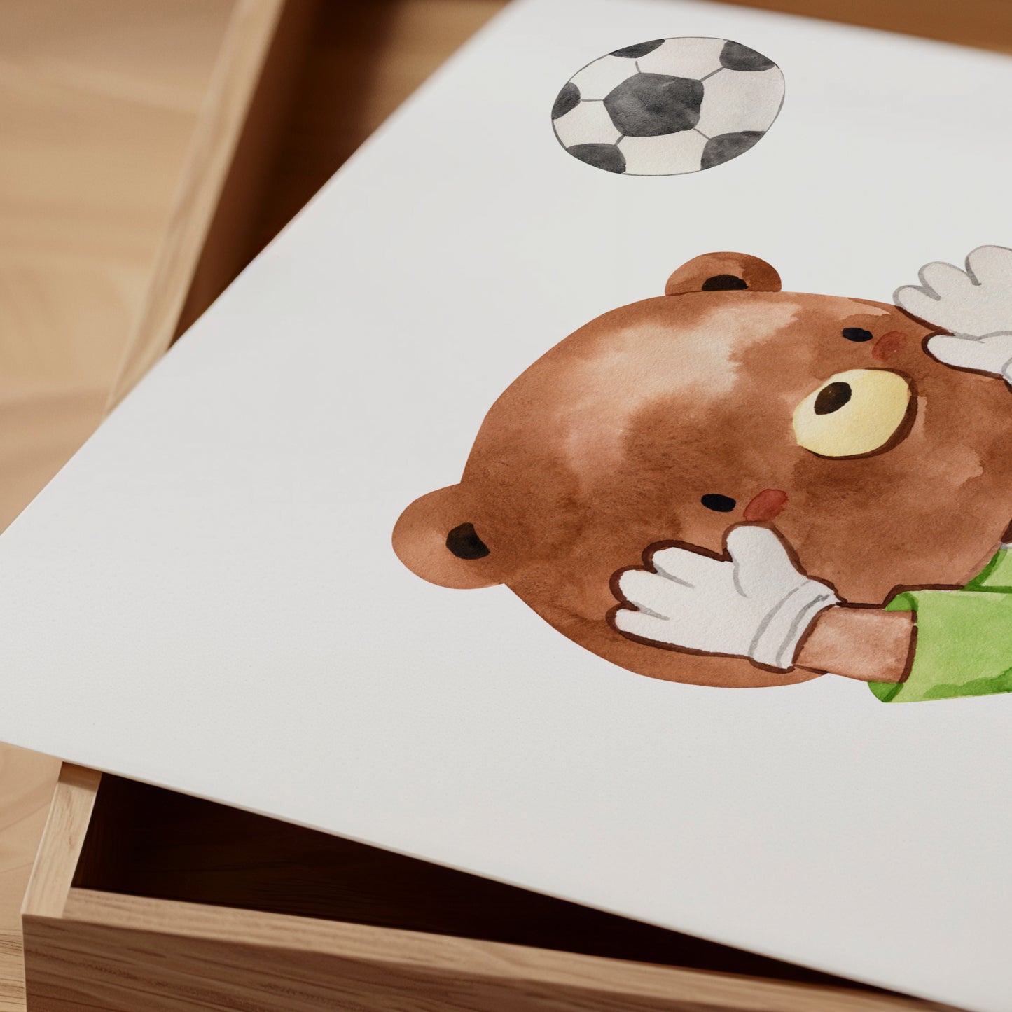 Poster Fußball Bär A4 & A3: Aquarellillustration eines Bären in Fußballkleidung, der einen Fußball kickt. Perfekt für Kinderzimmer, gedruckt auf hochwertigem, mattem Naturpapier.