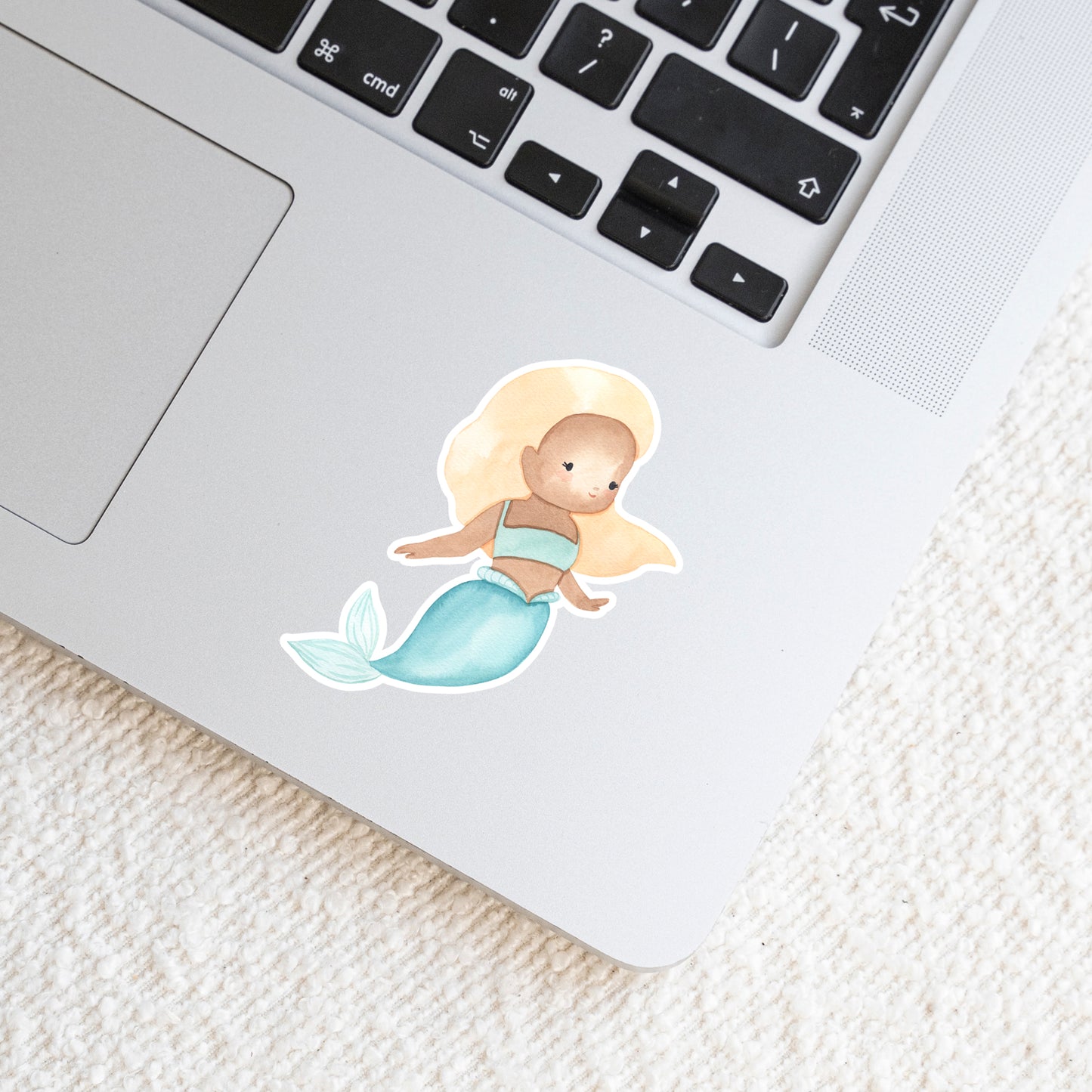 Laptop mit Sticker Meerjungfrau blond: Handgemalter Vinyl-Aufkleber, pastellfarben, auf Laptop-Tastatur. Ideal für Dekoration von Notizbüchern oder Hüllen.