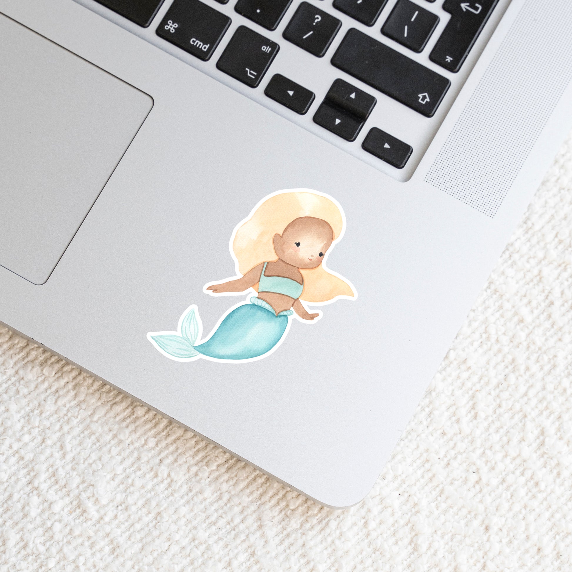 Laptop mit Sticker Meerjungfrau blond: Handgemalter Vinyl-Aufkleber, pastellfarben, auf Laptop-Tastatur. Ideal für Dekoration von Notizbüchern oder Hüllen.
