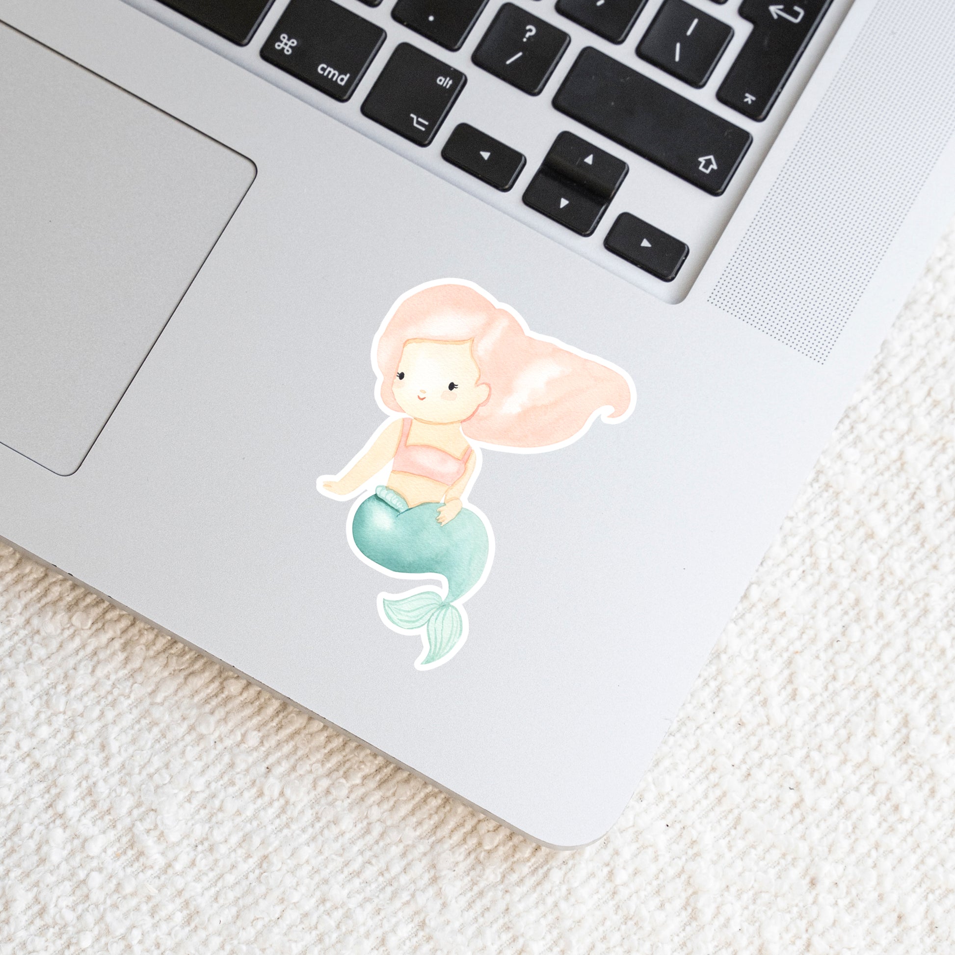 Laptop mit Sticker Meerjungfrau rosa, handgemalter Cartoon in Pastellfarben, spritzfestes Vinyl, ideal für Laptops oder Bullet Journals.
