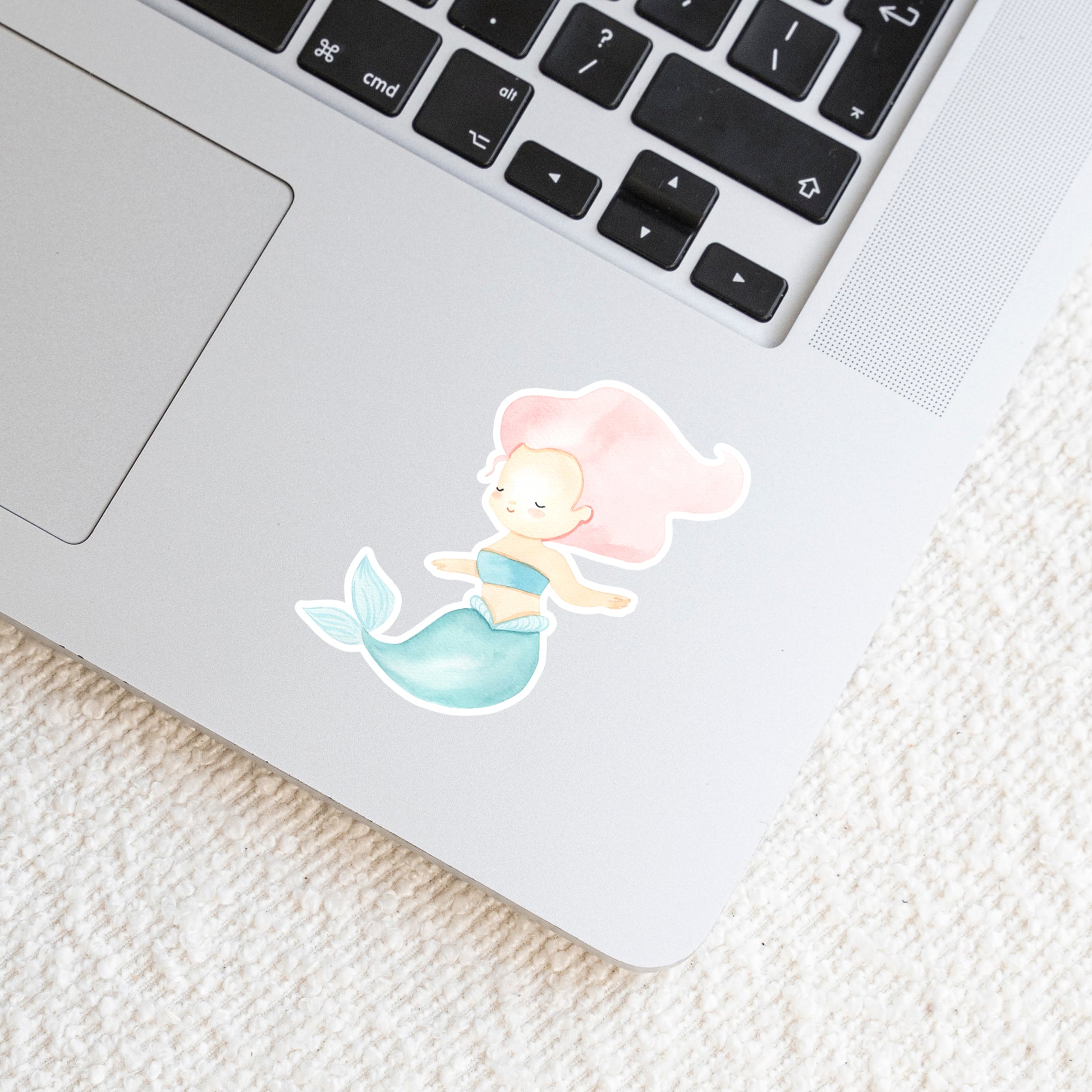 Laptop mit einem Sticker Meerjungfrau pink, handgefertigt, aus hochwertigem Vinyl, zarte Pastelltöne, spritzfest, ideal zum Verzieren von Gegenständen.