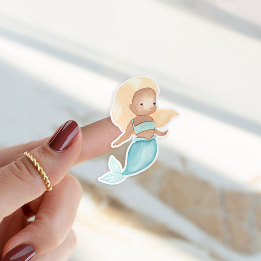 Eine Person hält einen handgemalten Sticker Meerjungfrau blond in Pastelltönen, ideal für Dekorationen und personalisierte Accessoires. Hochwertiger, langlebiger Vinyl-Sticker.