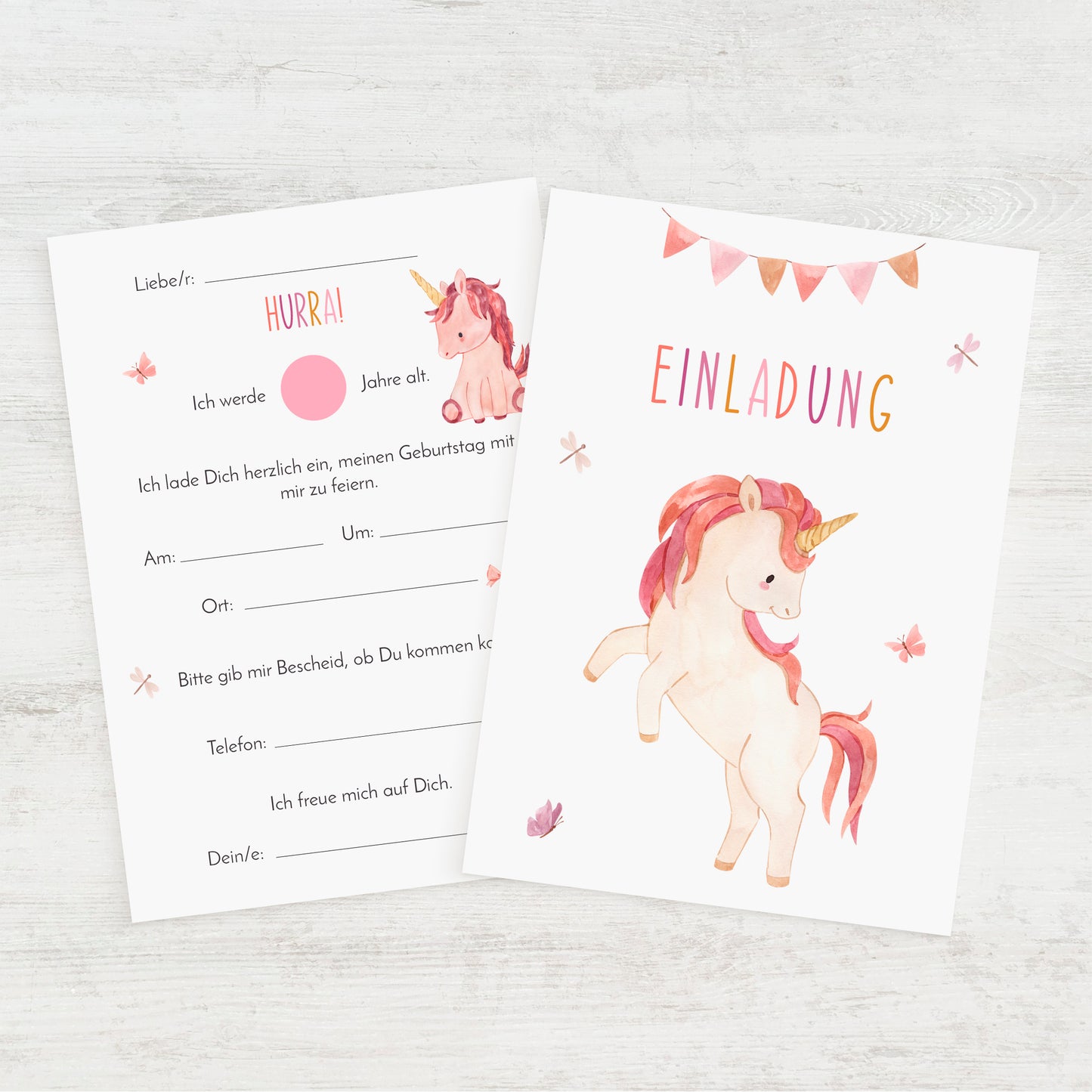 Einladung Kindergeburtstag Einhorn A6: Zwei Karten mit einem Aquarell-Einhornmotiv und beschriftbarer Rückseite, ideal für Kindergeburtstagseinladungen.
