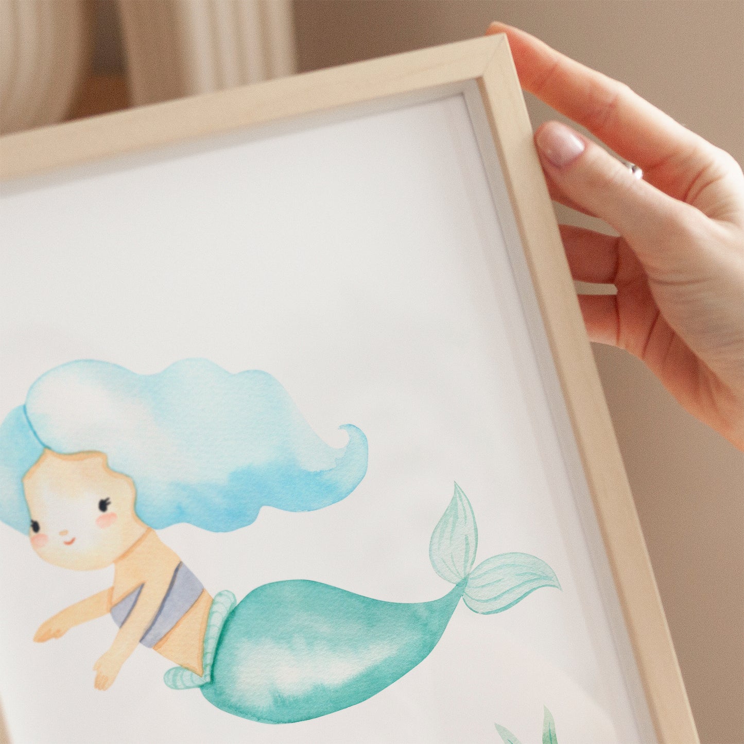 Poster Meerjungfrau türkis A3 & A4 zeigt eine handgehaltene Illustration einer Meerjungfrau, ideal als Kinderzimmerdeko. Hochwertiger Druck auf 300g Naturpapier.