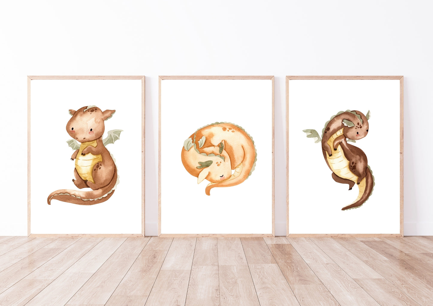 Posterset Drachen A4 & A3: Eine Gruppe gerahmter Wasserfarb-Illustrationen von Drachen, ideal zur Kinderzimmerdekoration, als Geschenk oder für Träumer.