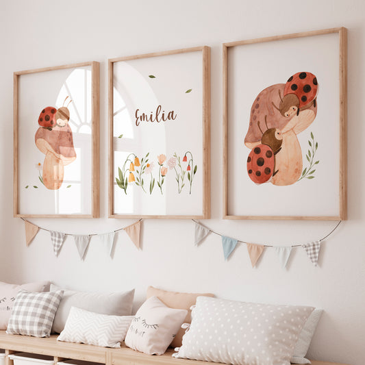 Namensposter personalisiert 3er Set Marienkäfer A5, A4 & A3: Drei gerahmte Drucke mit Marienkäfern, personalisierbar mit Namen, handgemalt und perfekt für Kinderzimmer-Deko.