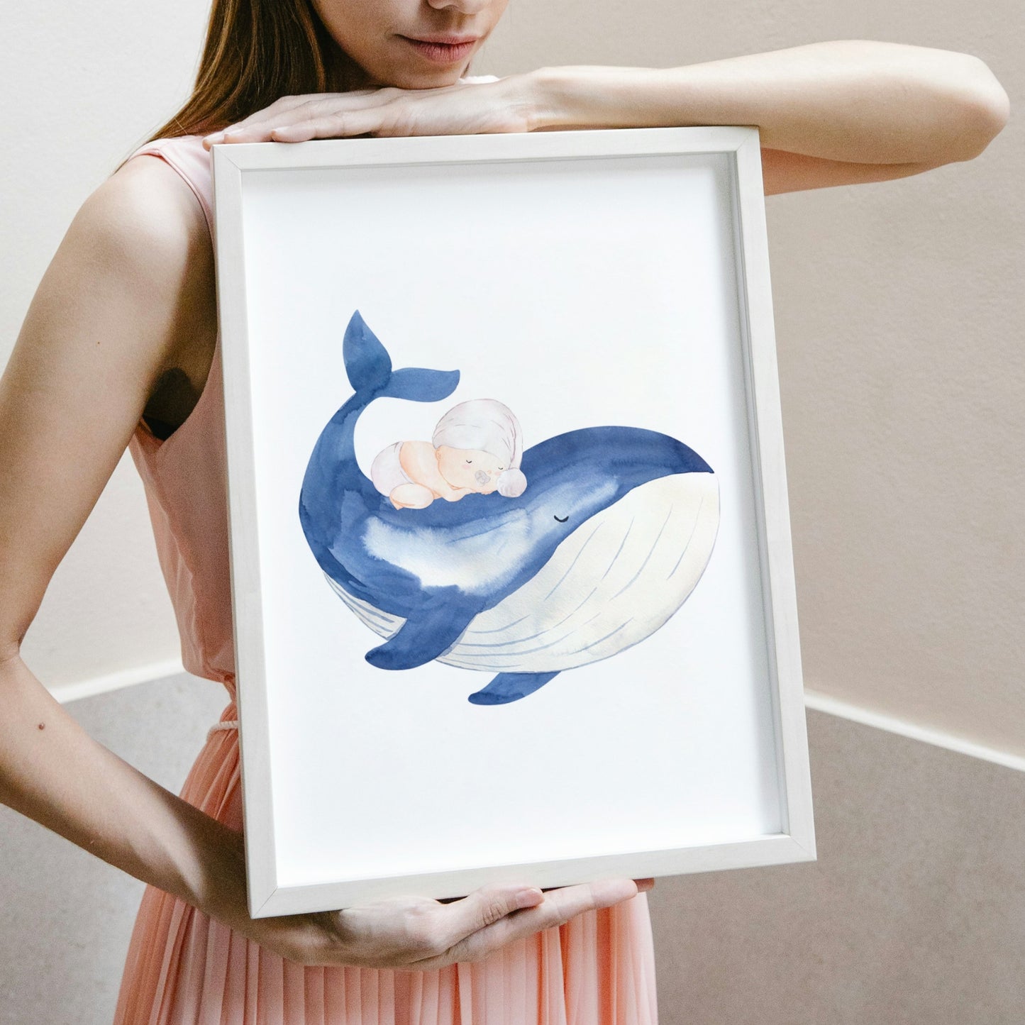 Person hält Poster Baby mit Wal A4 & A3: Ein schlafendes Baby auf einem Wal, ideal als Kinderzimmerdeko oder Geschenk zur Geburt, auf hochwertigem 300g Naturpapier gedruckt.