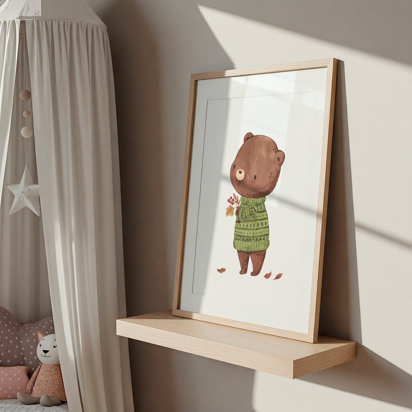Namensposter personalisiert 3er Set Waldtiere zeigt handgemalte Waldtiere, darunter ein kleiner Bär im grünen Pullover, perfekt für Kinderzimmer-Deko oder als besonderes Geschenk.
