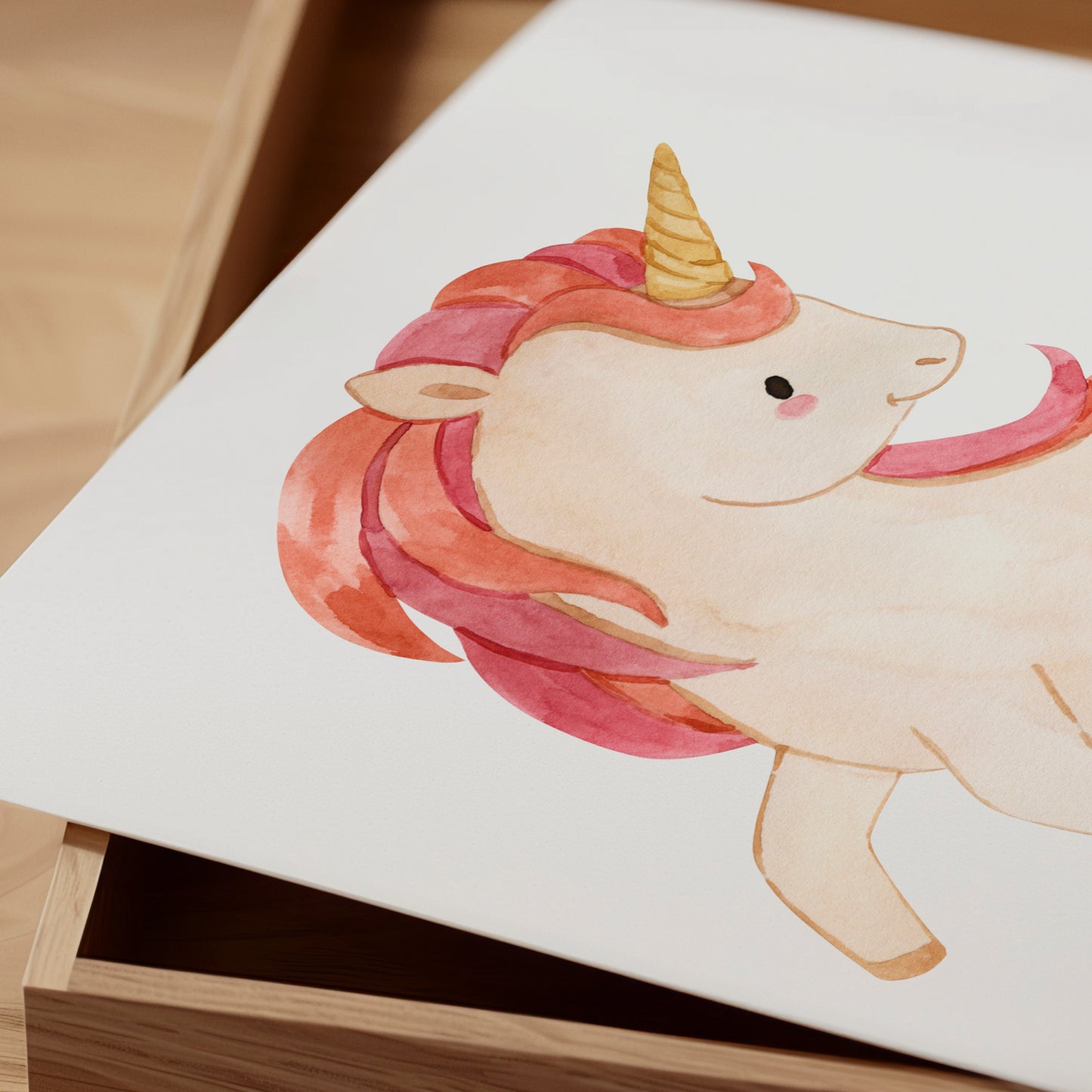 Posterset Einhorn und Schmetterling A4 & A3, zeigt eine Zeichnung eines Einhorns auf einer Holzbox; ideal für Kinderzimmerdeko oder als Geschenk.
