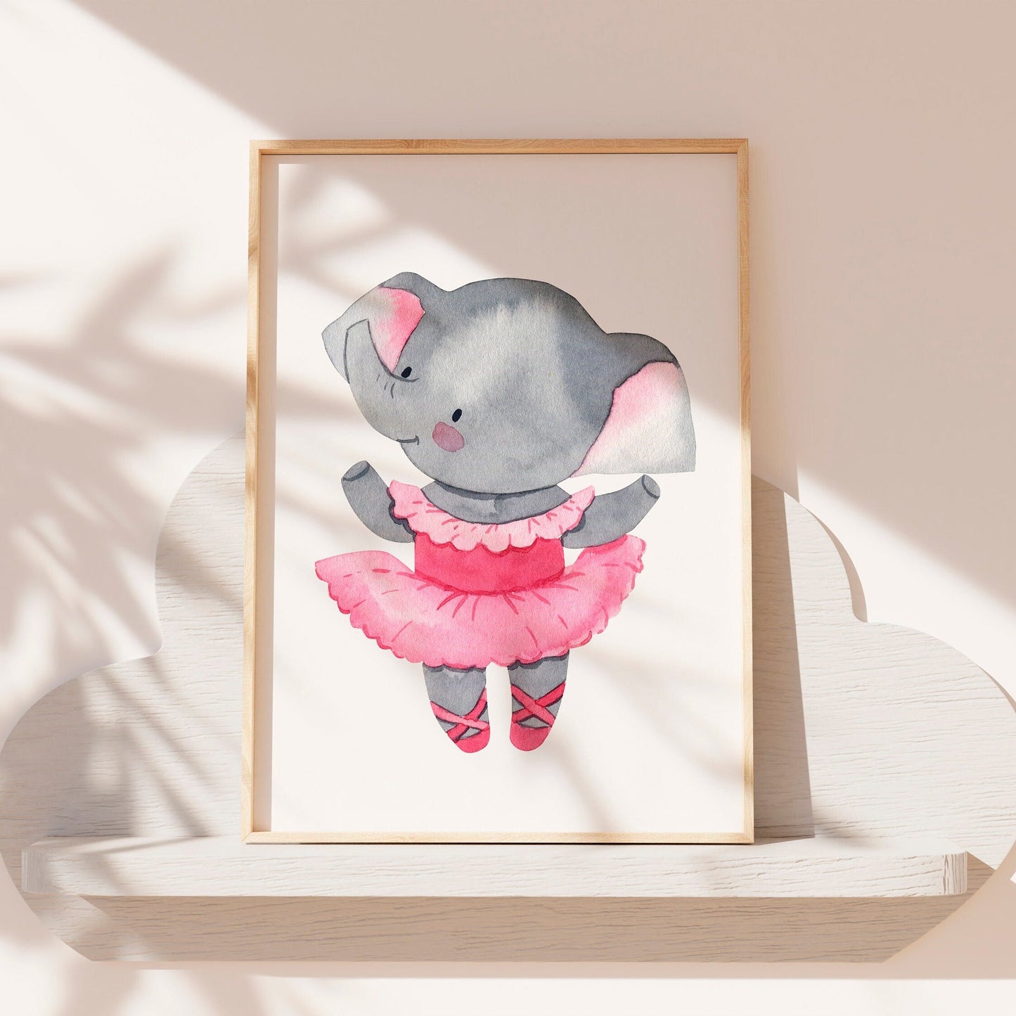 Poster Ballerina Elefant Pink A4 & A3: Aquarell, grauer Elefant in rosa Kleid, perfekt für die Kinderzimmerdekoration, auf hochwertigem, mattem 300g Naturpapier.