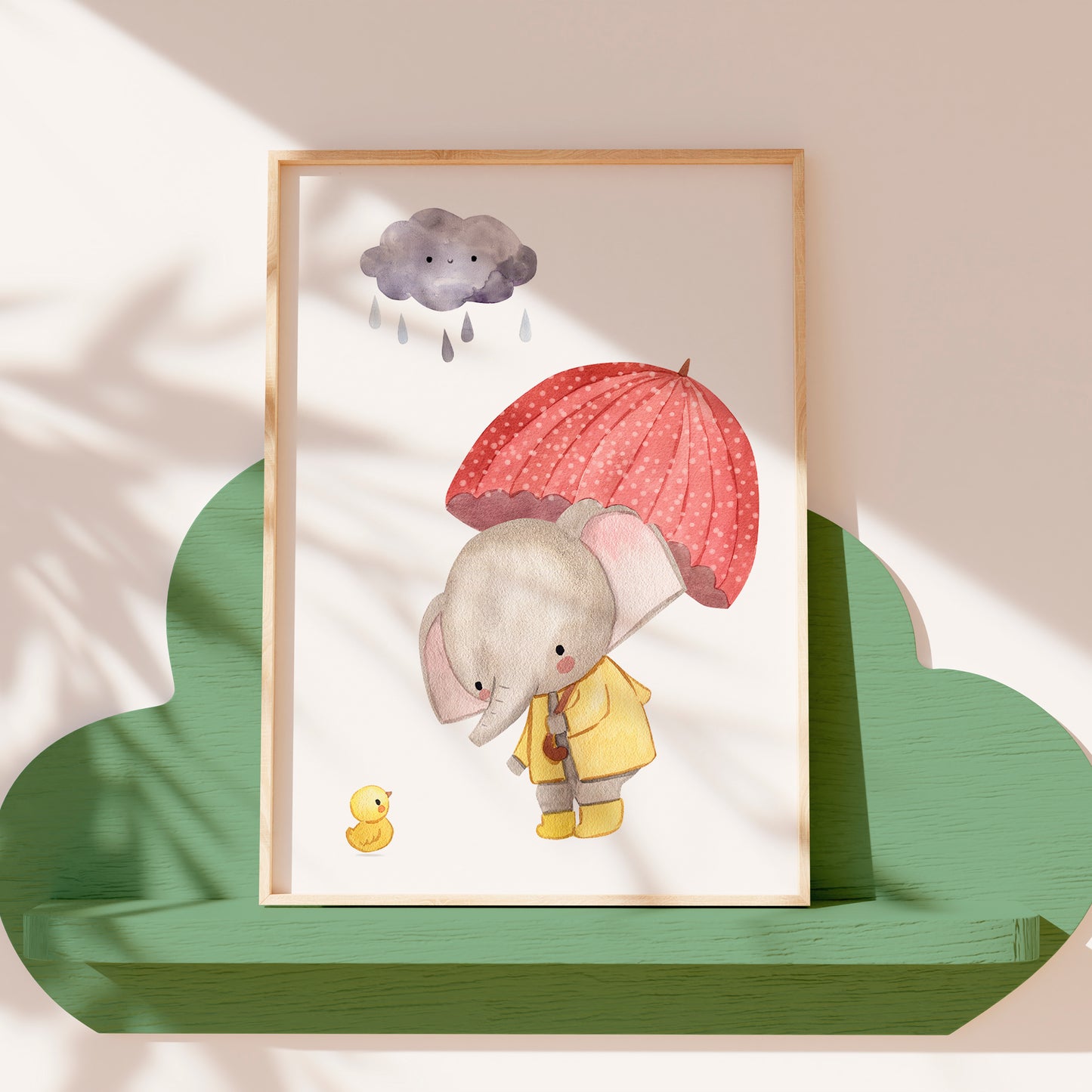 Poster Elefant mit Regenschirm A4 & A3: Illustration eines Elefanten mit Entchen im Regen, gedruckt auf hochwertigem, mattem 300g Naturpapier. Perfekt für Kinderzimmerdekoration.