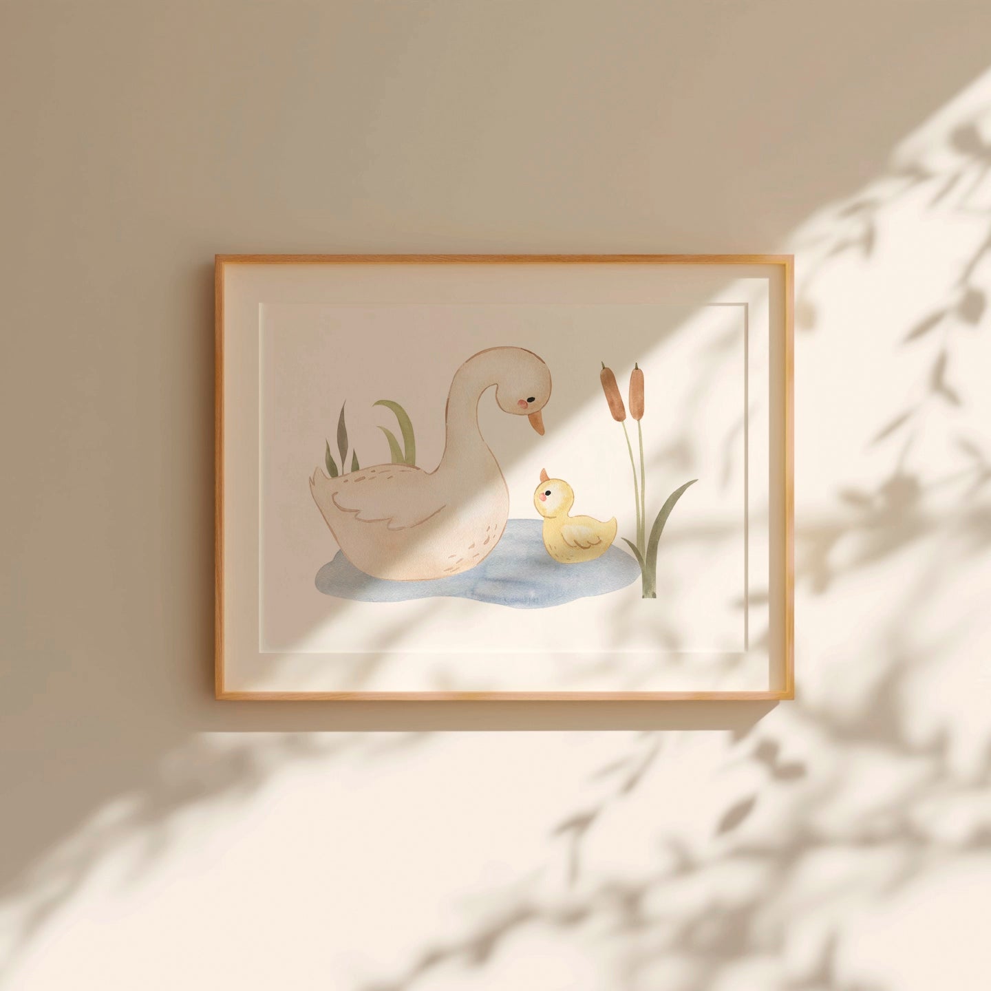 Poster Ententeich A4 & A3: Eine detaillierte Illustration einer Ente mit einem Entenküken, ideal als Kinderzimmerdekoration. Hochwertiger Druck auf 300g Naturpapier, erhältlich in zwei Größen. Gerahmt an Wand