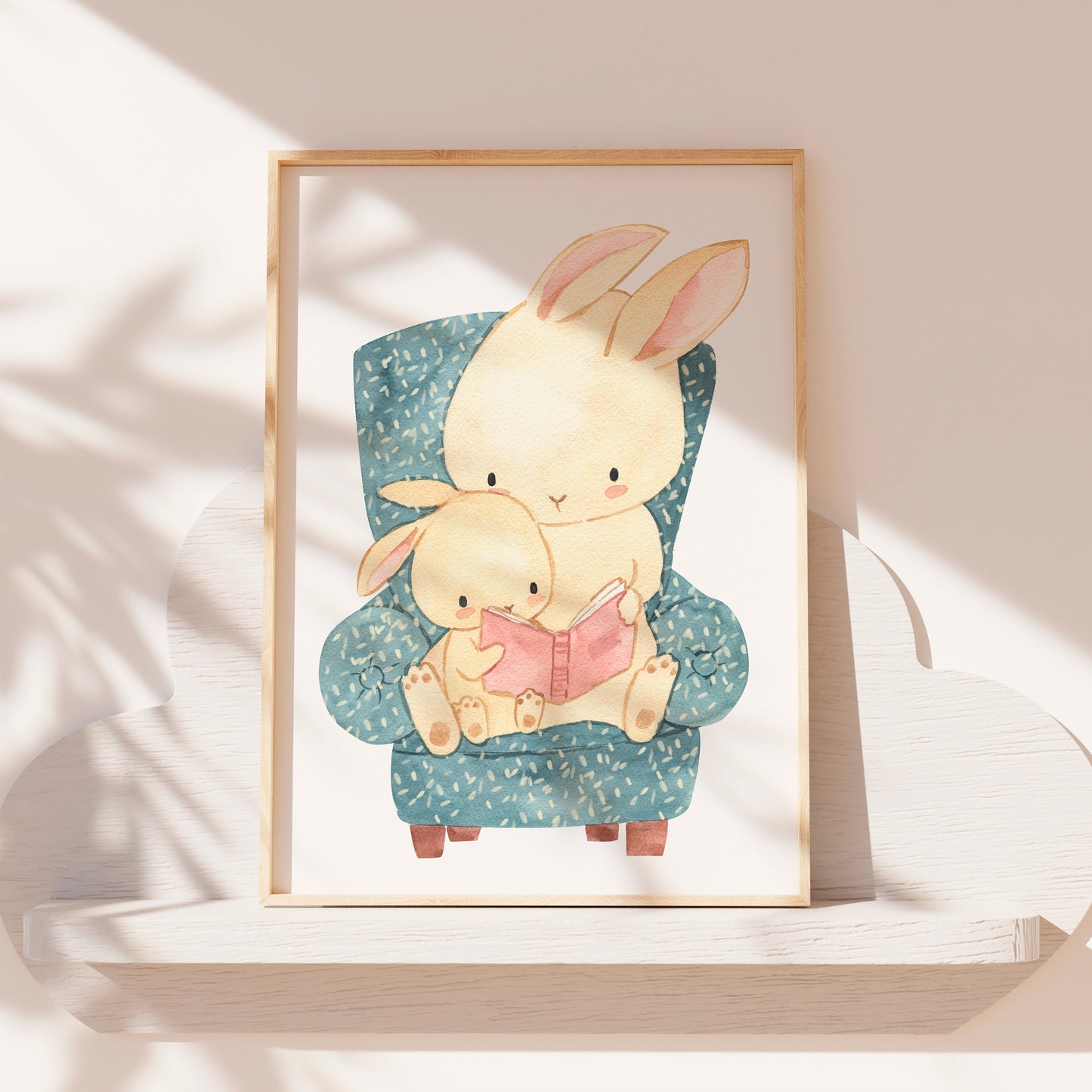 Poster Hase liest vor A4 & A3 zeigt zwei Hasen auf einem Sessel, die ein Buch lesen, ideal als Kinderzimmerdeko oder Geschenk.